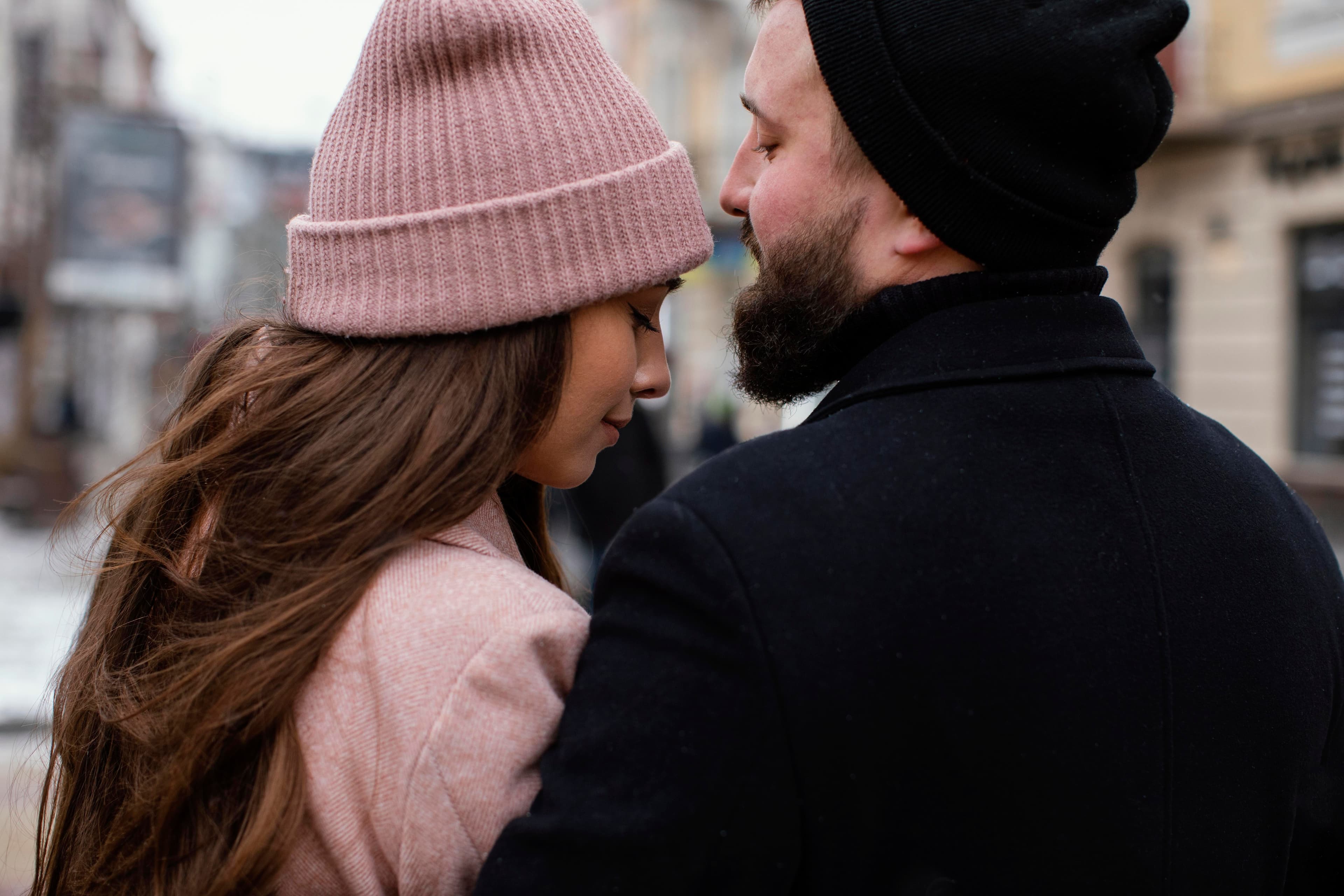 Discreet dater: chi è e come si comporta chi è alla ricerca di «relazioni discrete»