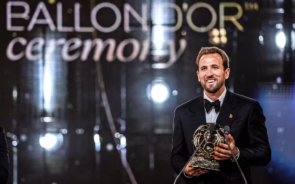 Harry Kane vince il Pallone d’Oro 2026, Mbappé secondo e Yamal terzo: tutti i riconoscimenti della serata