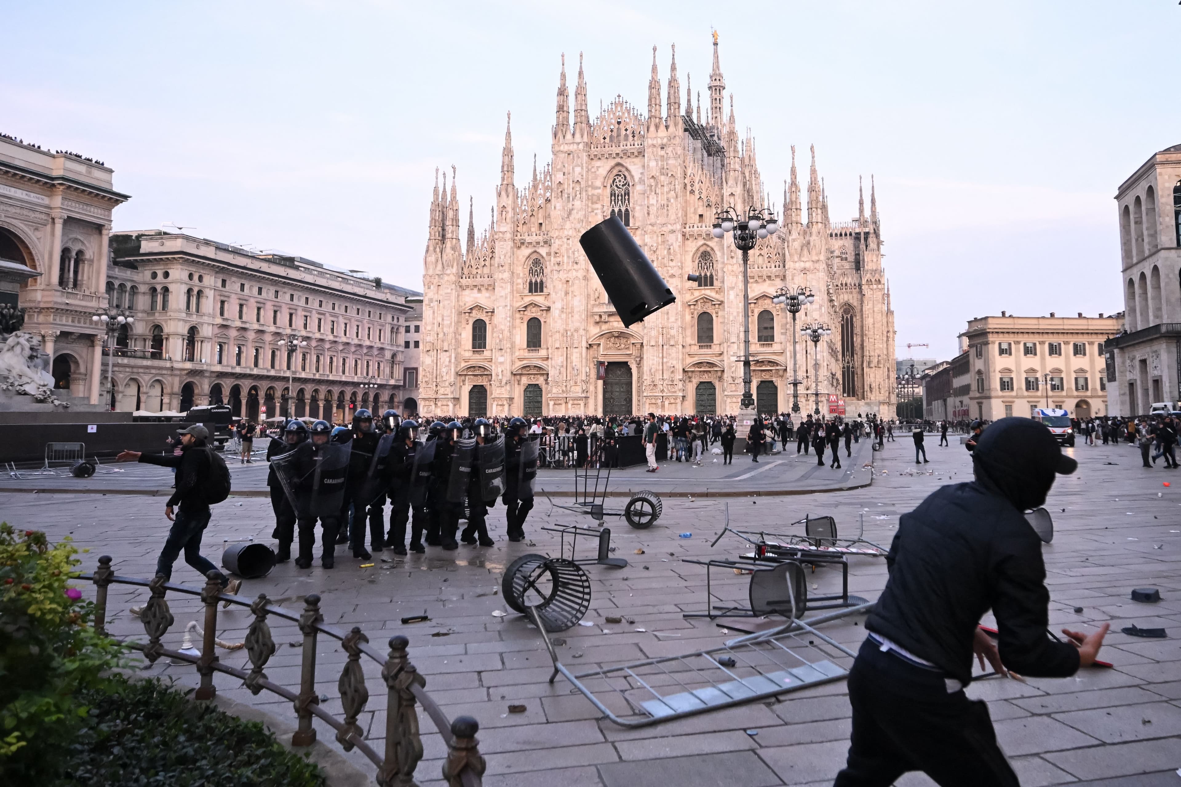 Scontri a Milano: «Non possiamo chiedere ai ragazzi di credere nel dialogo e poi rendere irrilevante tutto quello che dicono. Cominciamo a prendere sul serio le loro domande quando arrivano in forme che non fanno notizia, prima dell’emergenza»