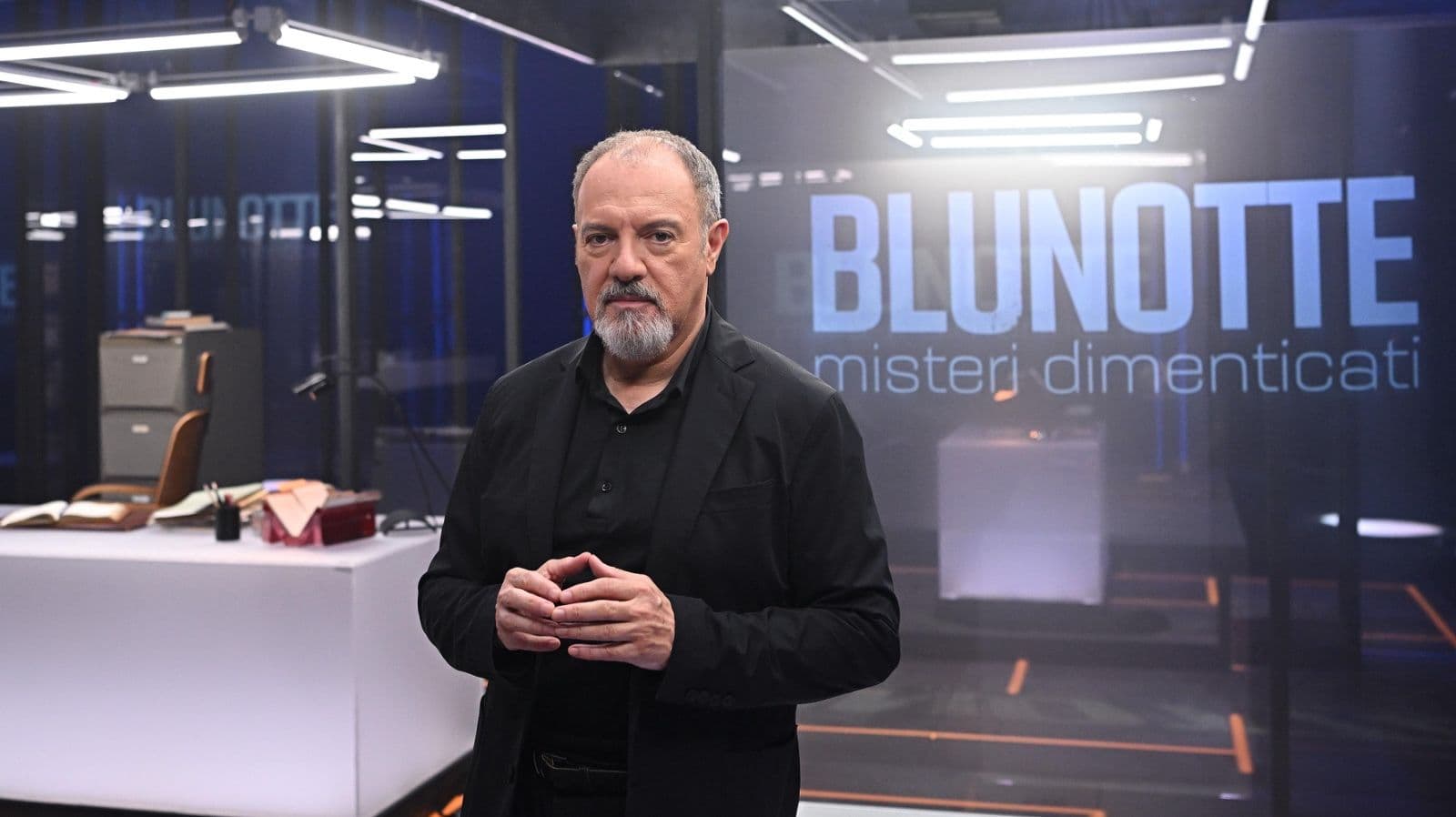Carlo Lucarelli: «Torno in tv con Blu Notte mentre il true crime è una bolla confusa che insegue lo scoop con teorie e ipotesi. “Paura, eh?” lo diceva Fabio De Luigi, non io, e mi manca»