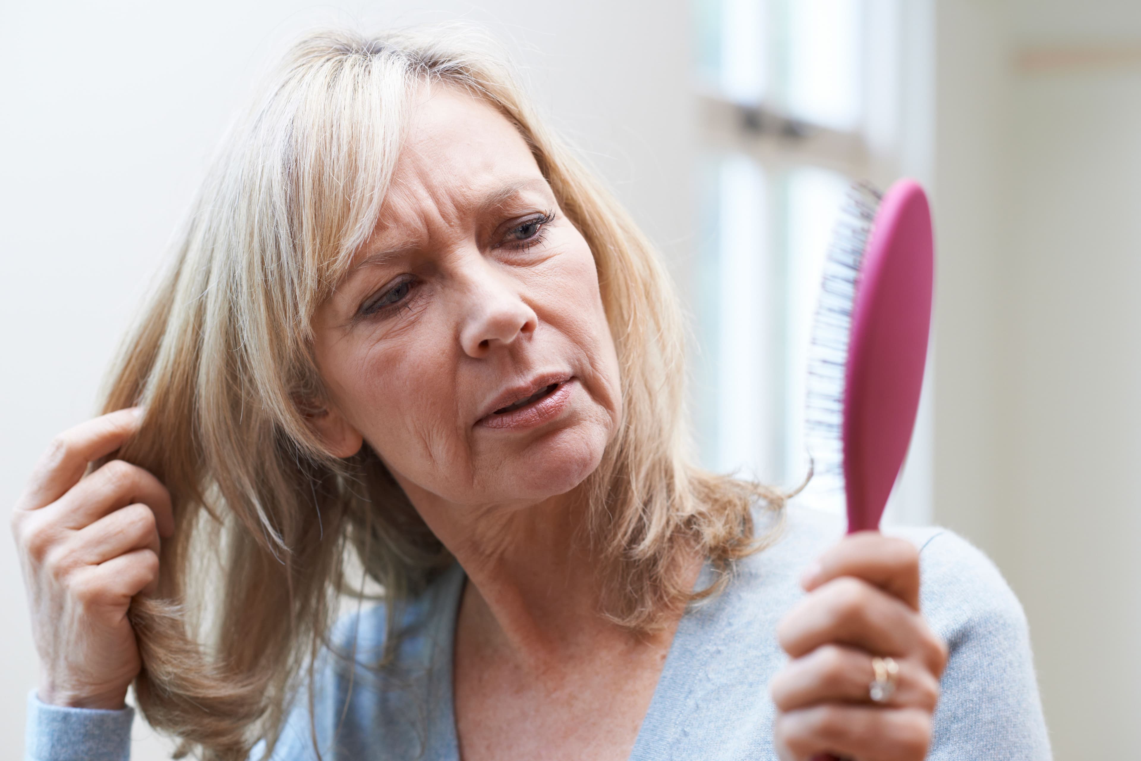 Cura dei capelli: lavarli spesso li indebolisce? Tagliarli li rinforza? Gli integratori vanno sempre bene per scongiurare la caduta? Il vero e il falso sulla salute della chioma