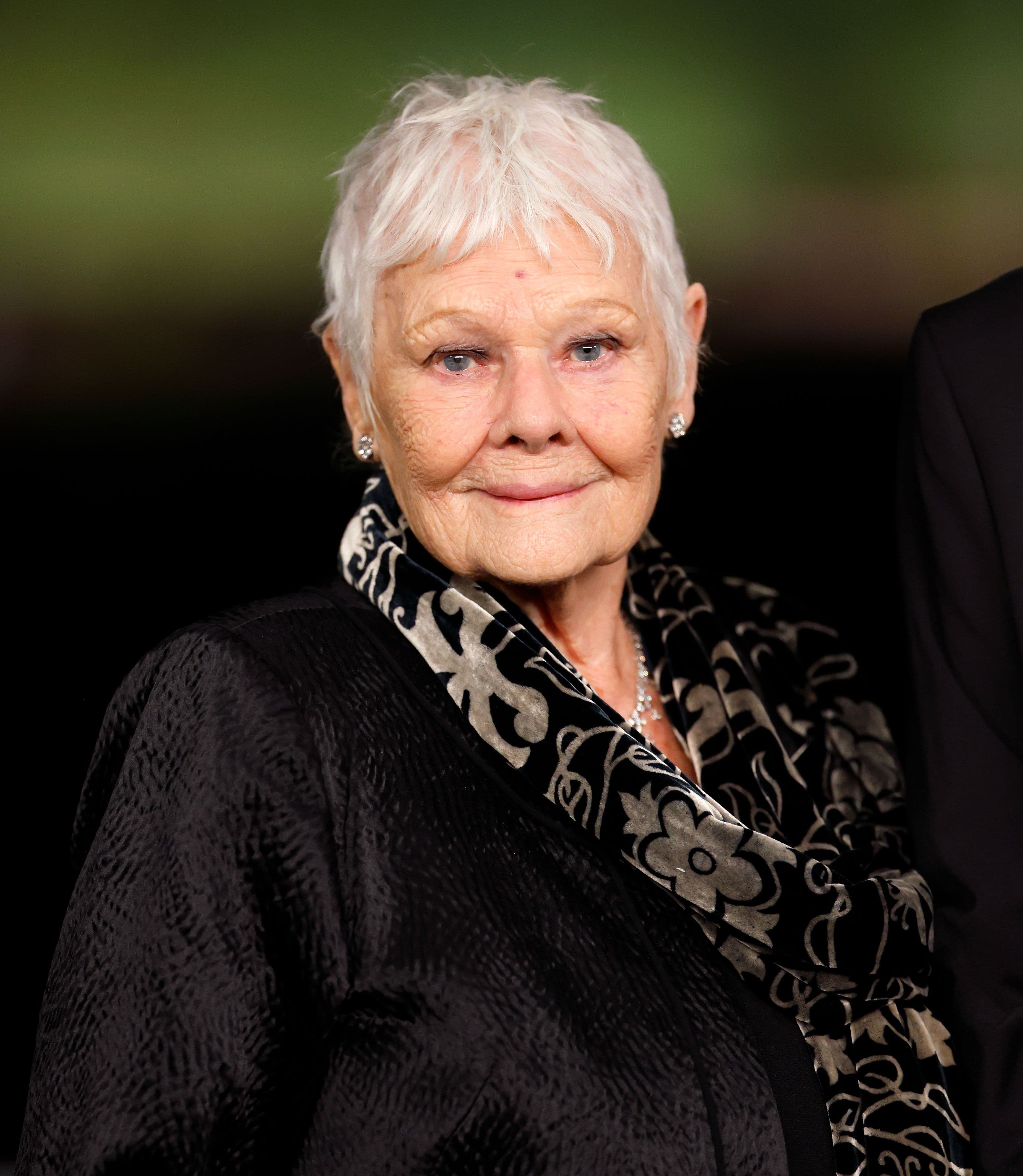 Judi Dench: «Non posso più recitare, fare un film o leggere. La perdita della vista ha cambiato la mia vita»