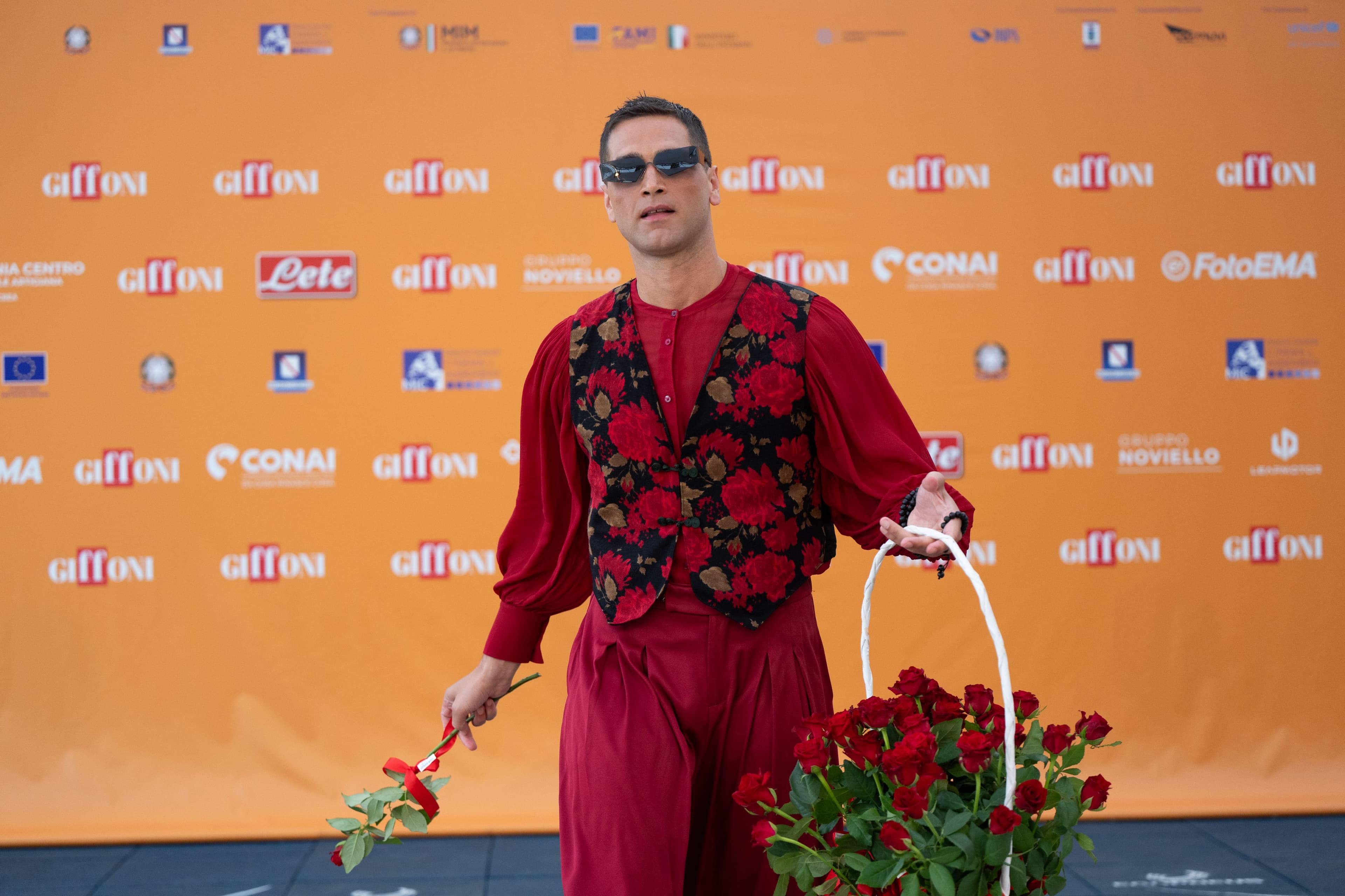 Fabio Mancini al Giffoni Film Festival con una cesta di 200 rose: «Dostoevskij scriveva che la bellezza salverà il mondo. Ma parlava di quella di un gesto, del cuore, dell'anima»