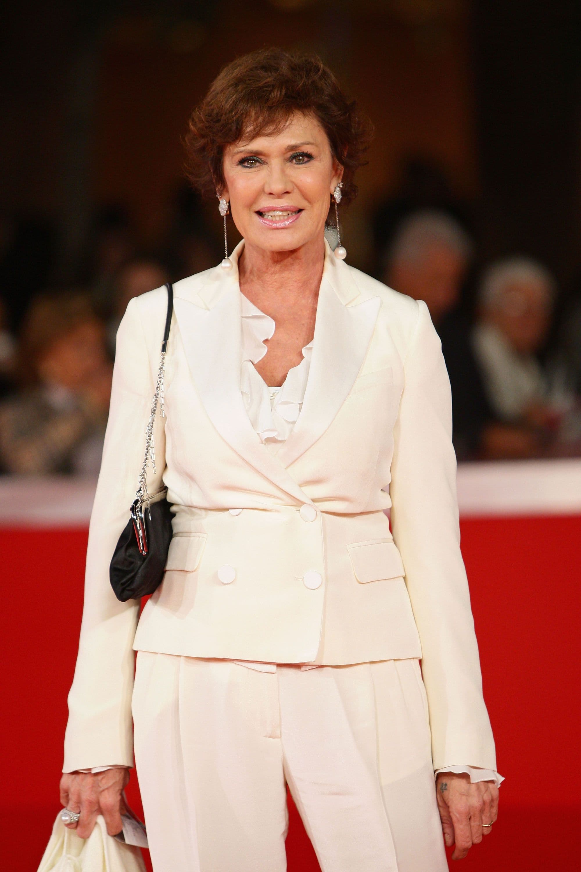 Corinne Cléry sulla rottura con il figlio: «Non ci parliamo da nove anni e quattro mesi. Ho tanto cercato un “ti voglio bene mamma”. Oggi non piango più, ma riallacciare i rapporti no. Sarebbe la mia fine»