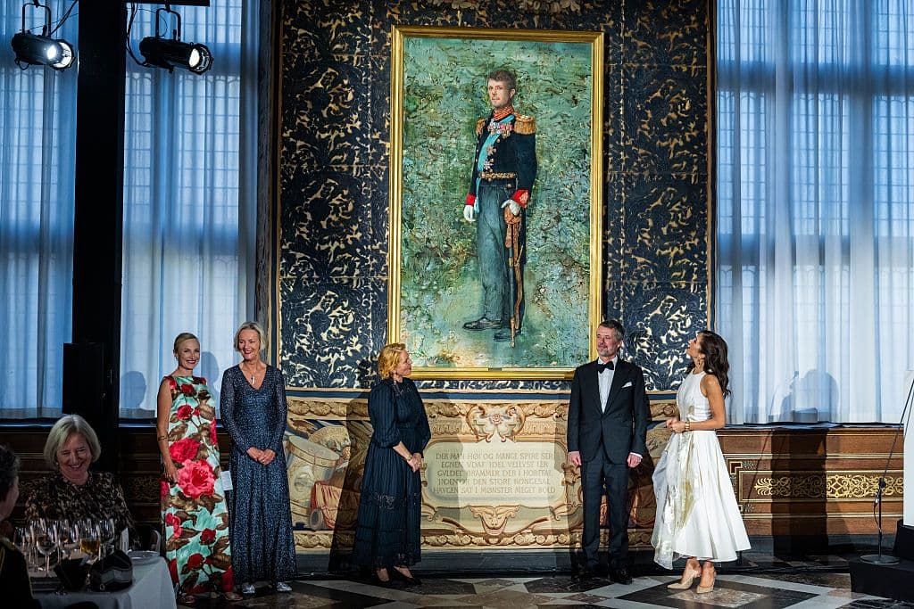 Re Frederik di Danimarca svela il suo primo ritratto ufficiale: due anni di lavoro e le margherite dipinte da lui