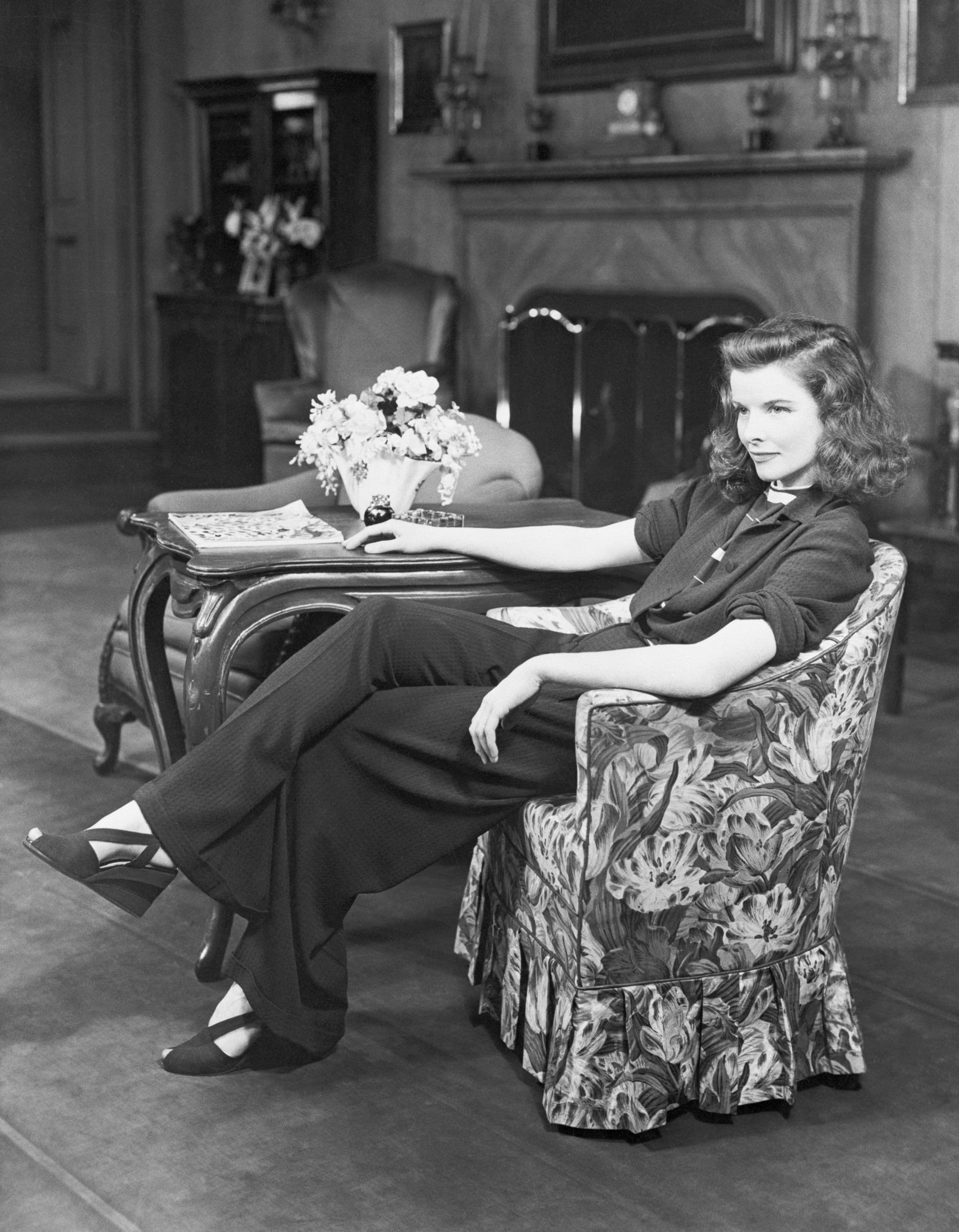Katharine Hepburn aveva fatto dei pantaloni la sua firma di stile. E quando glieli nascosero per farle indossare una gonna, lei preferì rimanere in mutande