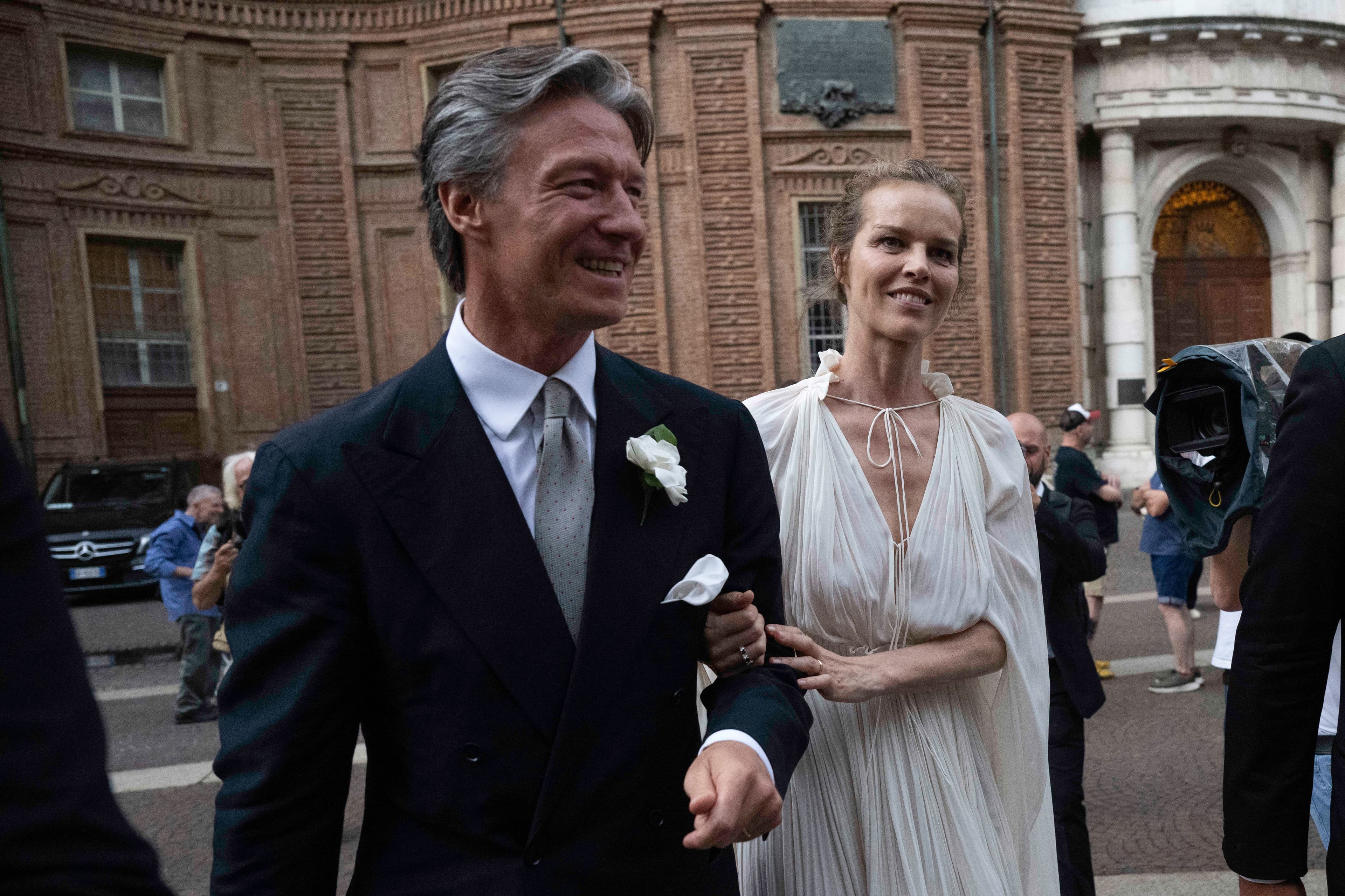 Eva Herzigova, 53 anni, sposa romantica con French braids e fiorellini tra i capelli biondo grano