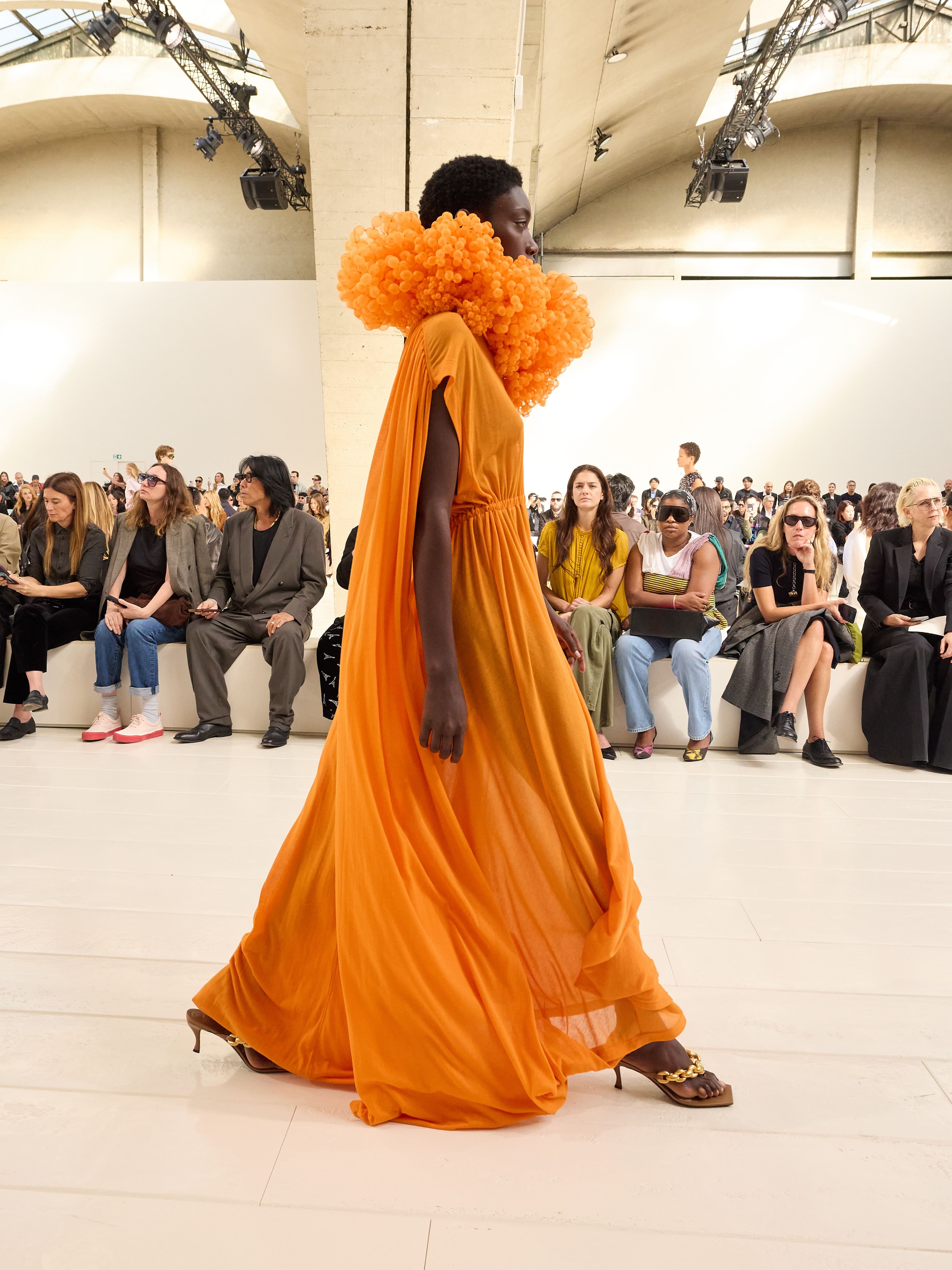Balenciaga, una lezione di moda, colorata, articolata e viva come una barriera corallina alla Paris Fashion Week