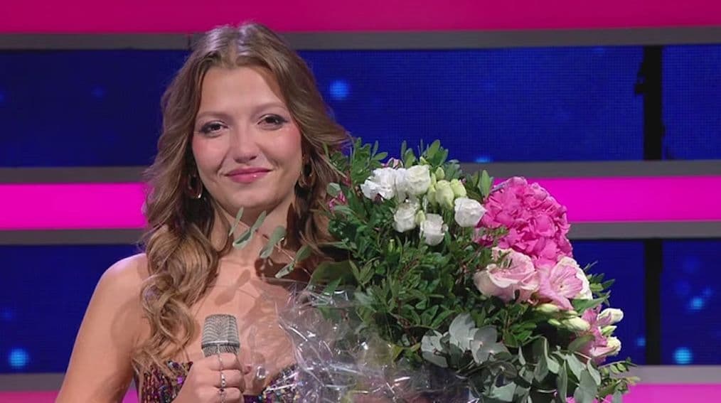 La ruota della fortuna, la cantante Nicla Ozenda lascia il programma: «Ho una cisti alle corde vocali, devo operarmi». E Gerry Scotti si commuove