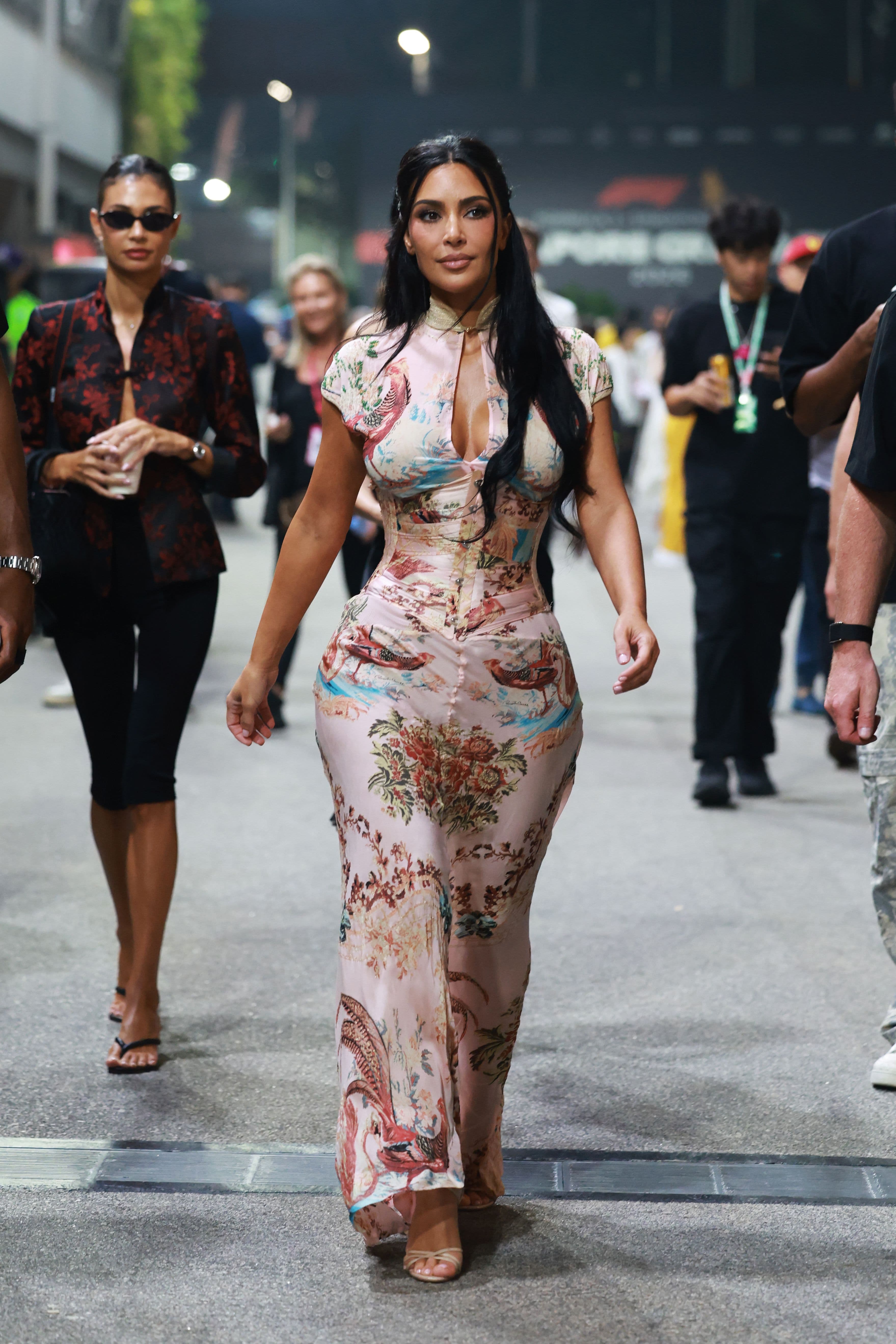 Kim Kardashian corre ai ripari con Martin Brundle al Gran Premio di Singapore dopo il primo imbarazzante incontro: «Non conoscevo le regole? Siamo partiti con il piede sbagliato?»