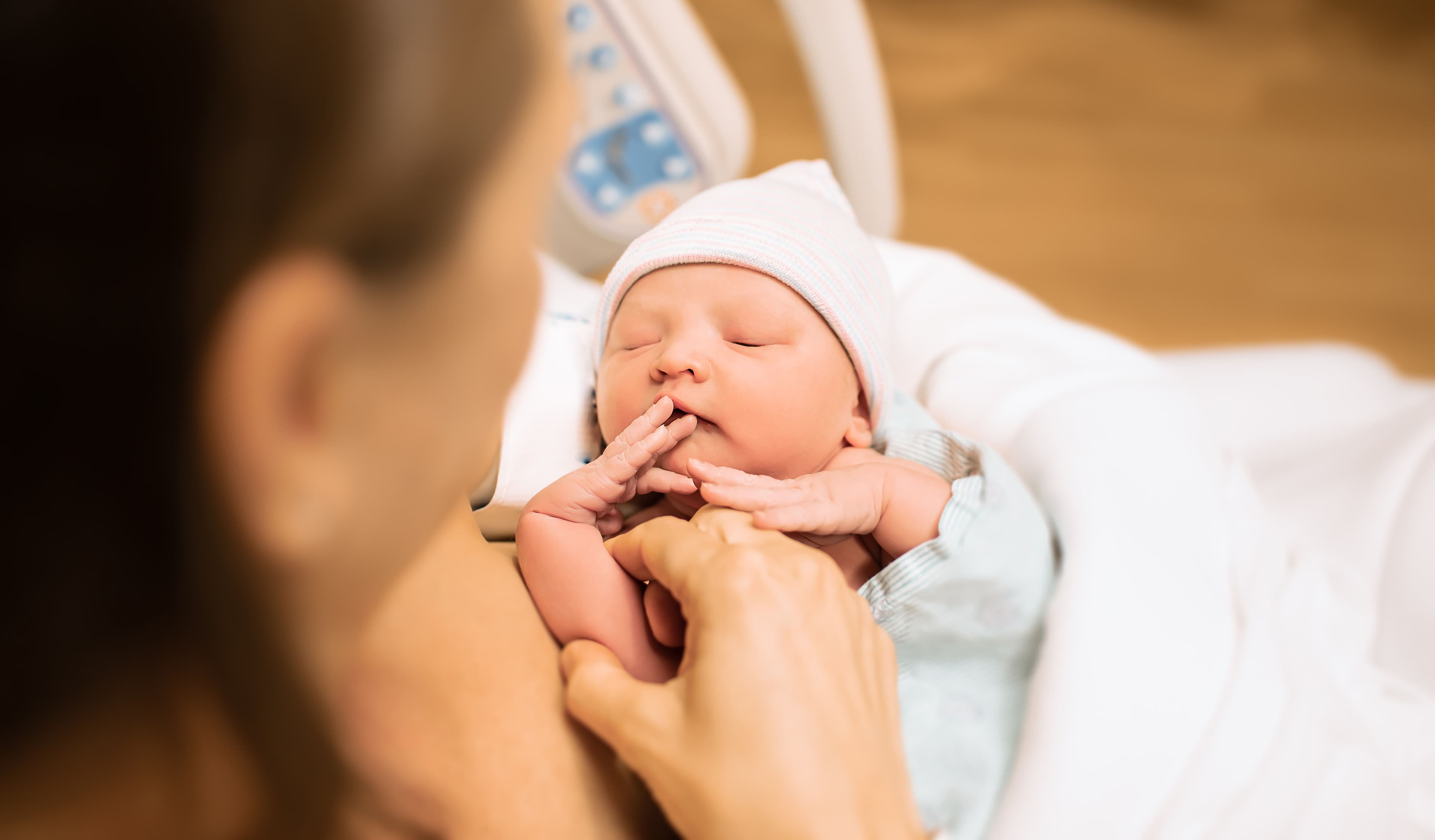 Theo, il bambino operato di gastroschisi prima di nascere. Il primo caso al mondo che apre un nuovo scenario per la chirurgia fetale. La mamma: «È un piccolo miracolo, vero?»