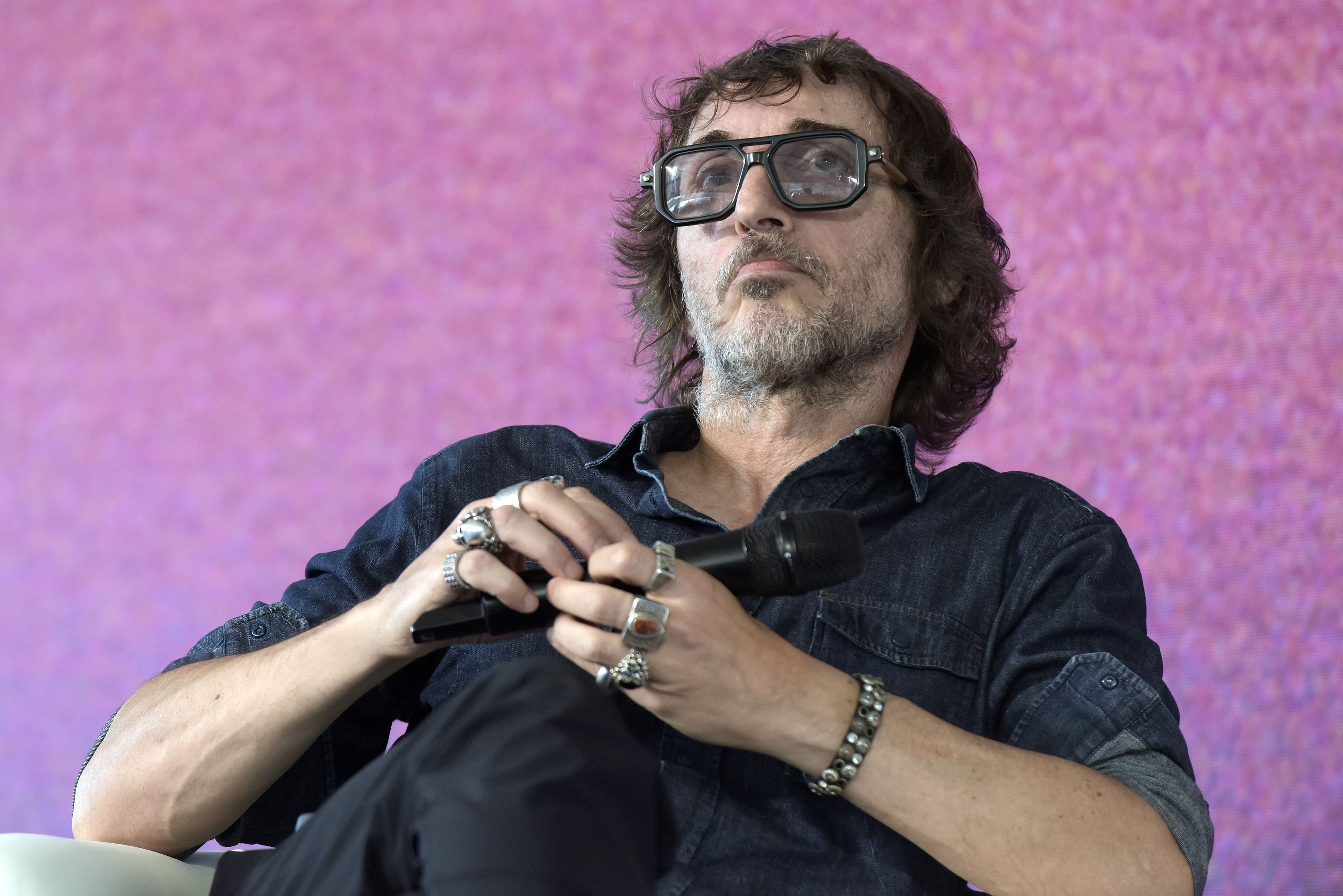 Giuseppe Cruciani: «Mi considero un padre imperfetto, ho sempre dato la priorità al lavoro. Molti pensano che sia un mostro a quattro teste, ma per me la libertà vale più dei soldi»