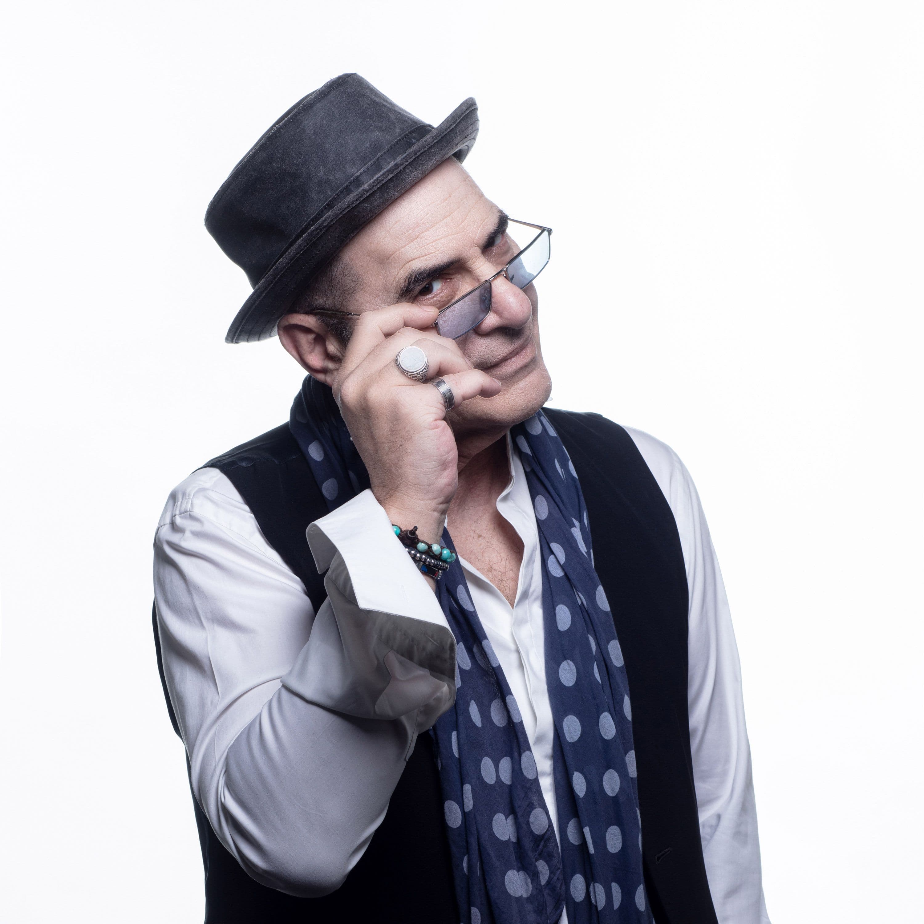 Francesco Baccini: «Prima dei rapper facevo già nomi e cognomi, a ottobre divento il trapper più vecchio della musica italiana. Mi ha scoperto Vincenzo Mollica e De André è stato un grande amico»