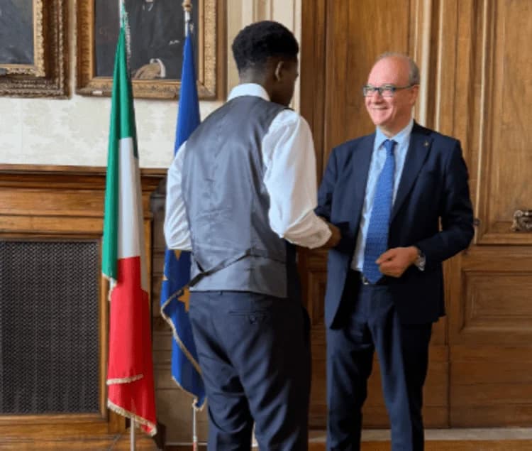 Valditara onora lo studente che ha salvato la professoressa accoltellata a Roma