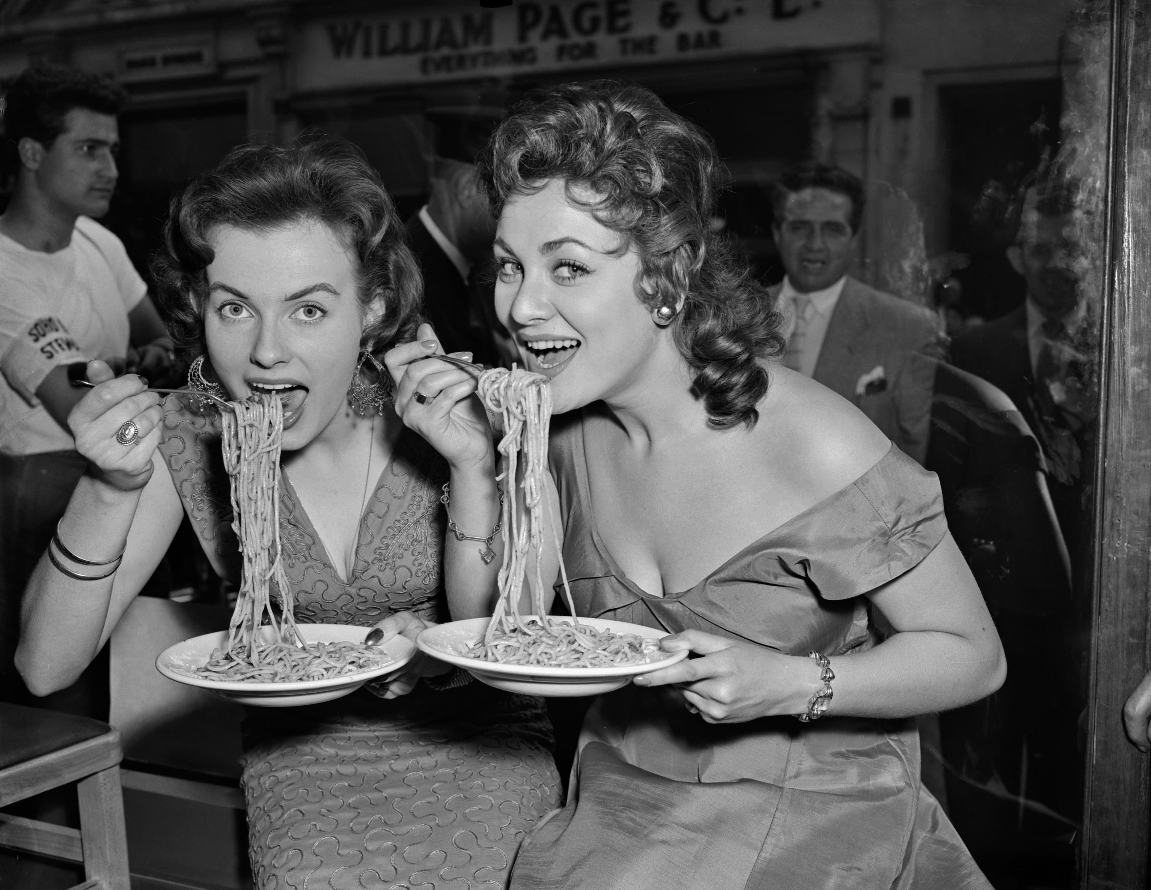 È estate: esageriamo. Del resto, perché privarsi del piacere degli aperitivi con gli amici, di spaghetti alle vongole e di pesche deliziose quando ci aspetta un inverno di pere e mele?