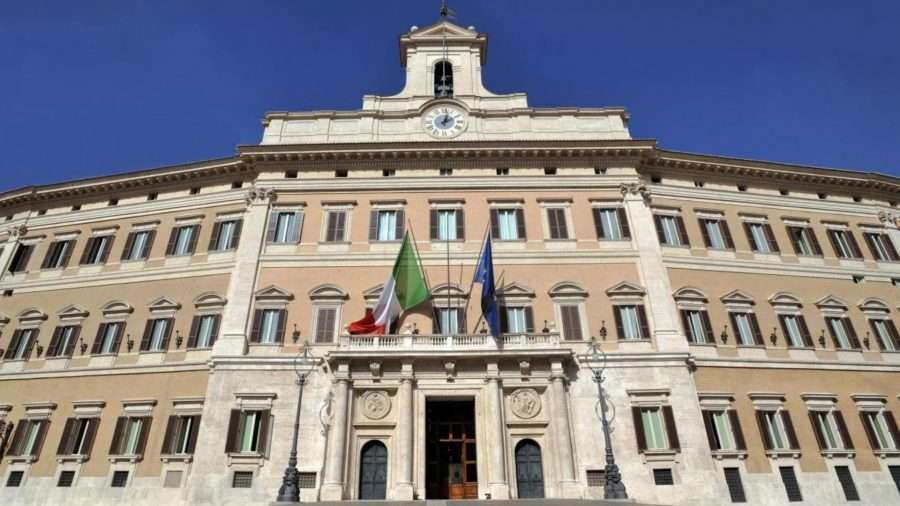 Sull’Iran passa la linea del governo. La Camera ha approvato la risoluzione della maggioranza. Scontro fortissimo con l’oppposizione