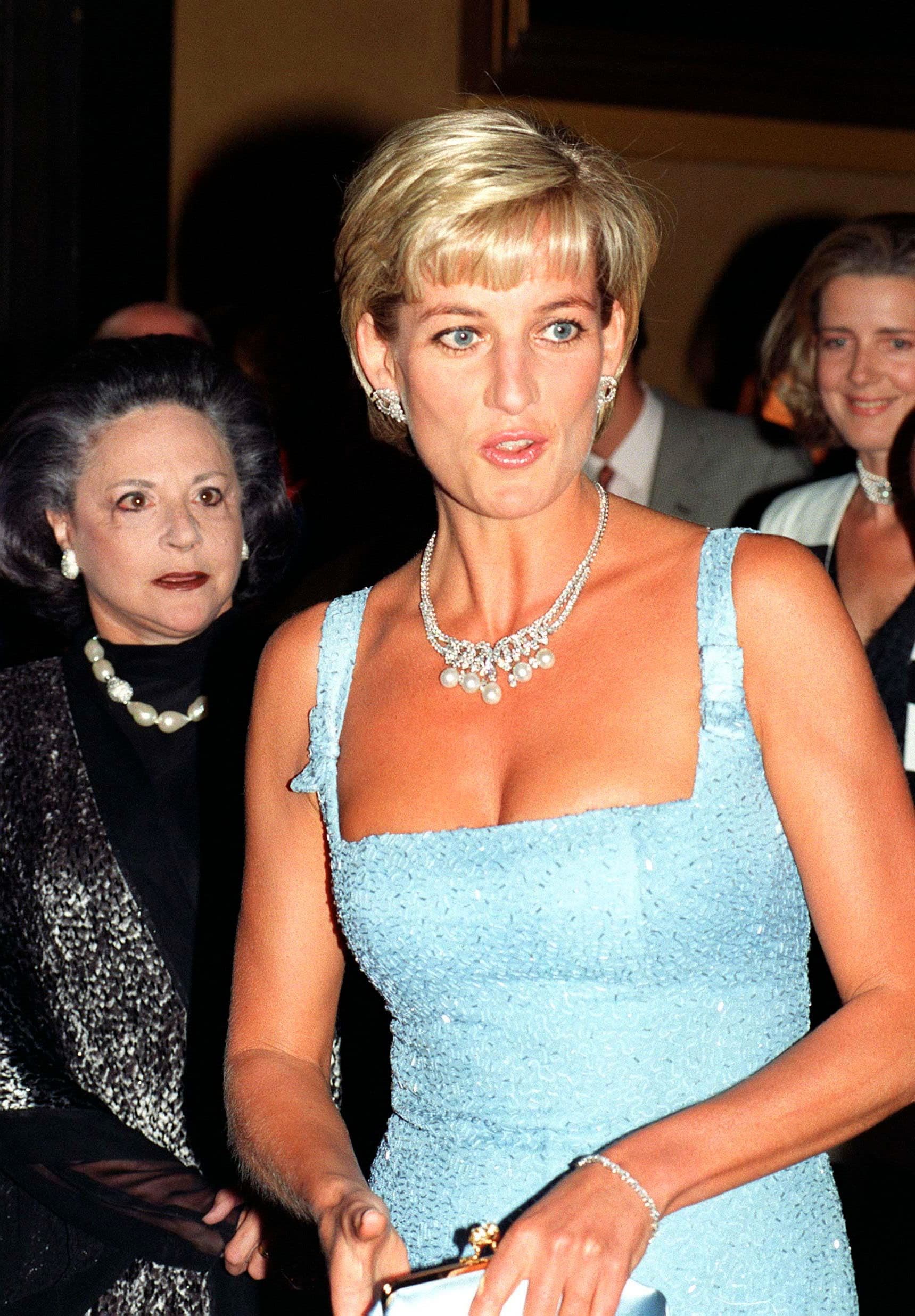 La storia dell'ultimo grande gioiello che la principessa Diana ha indossato in pubblico (e che non è mai riuscita a vedere completato)