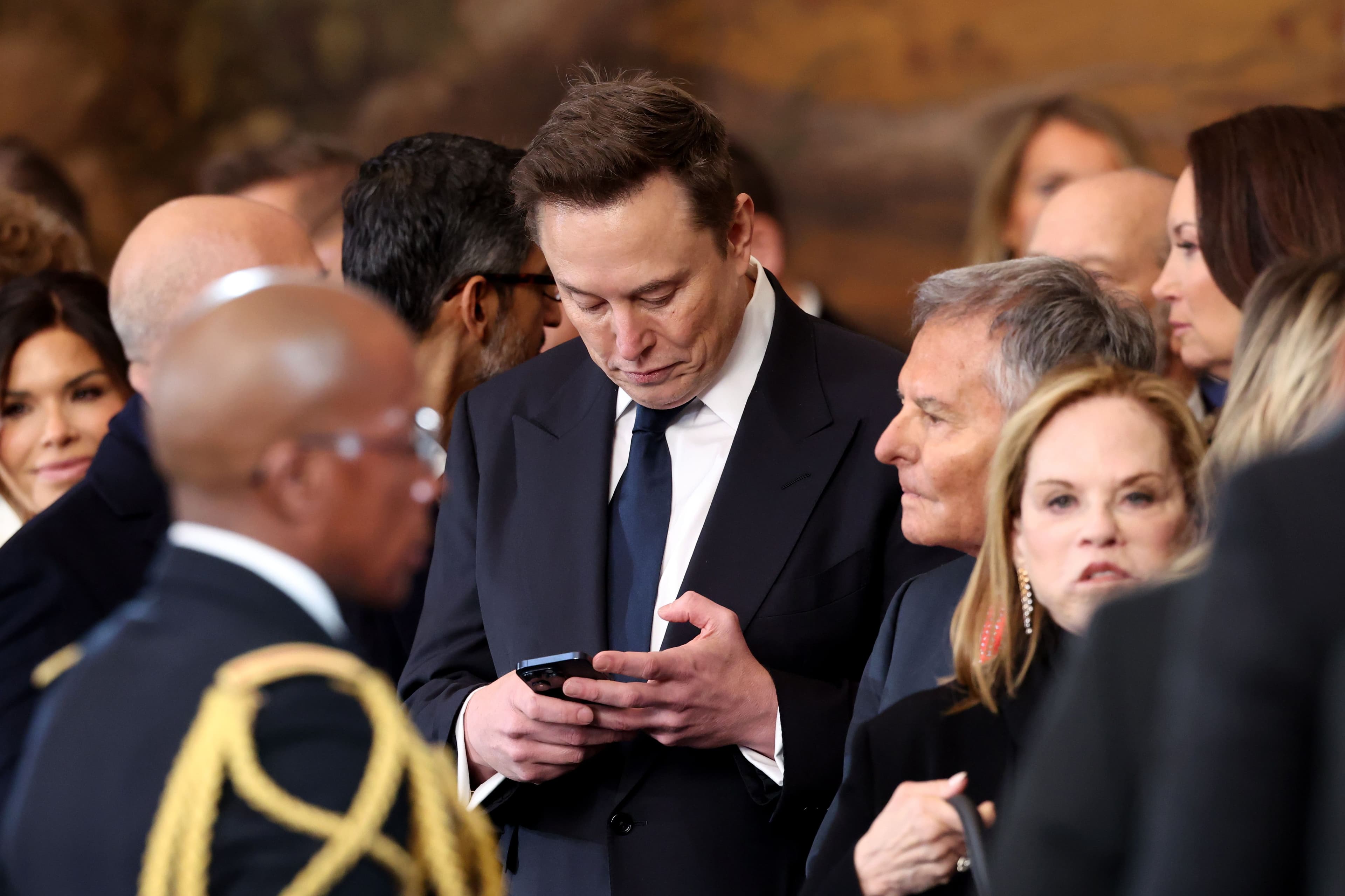 Musk dice che Instagram è «per ragazze». Abbiamo provato a immaginare come sarebbe davvero un social pensato dalle donne
