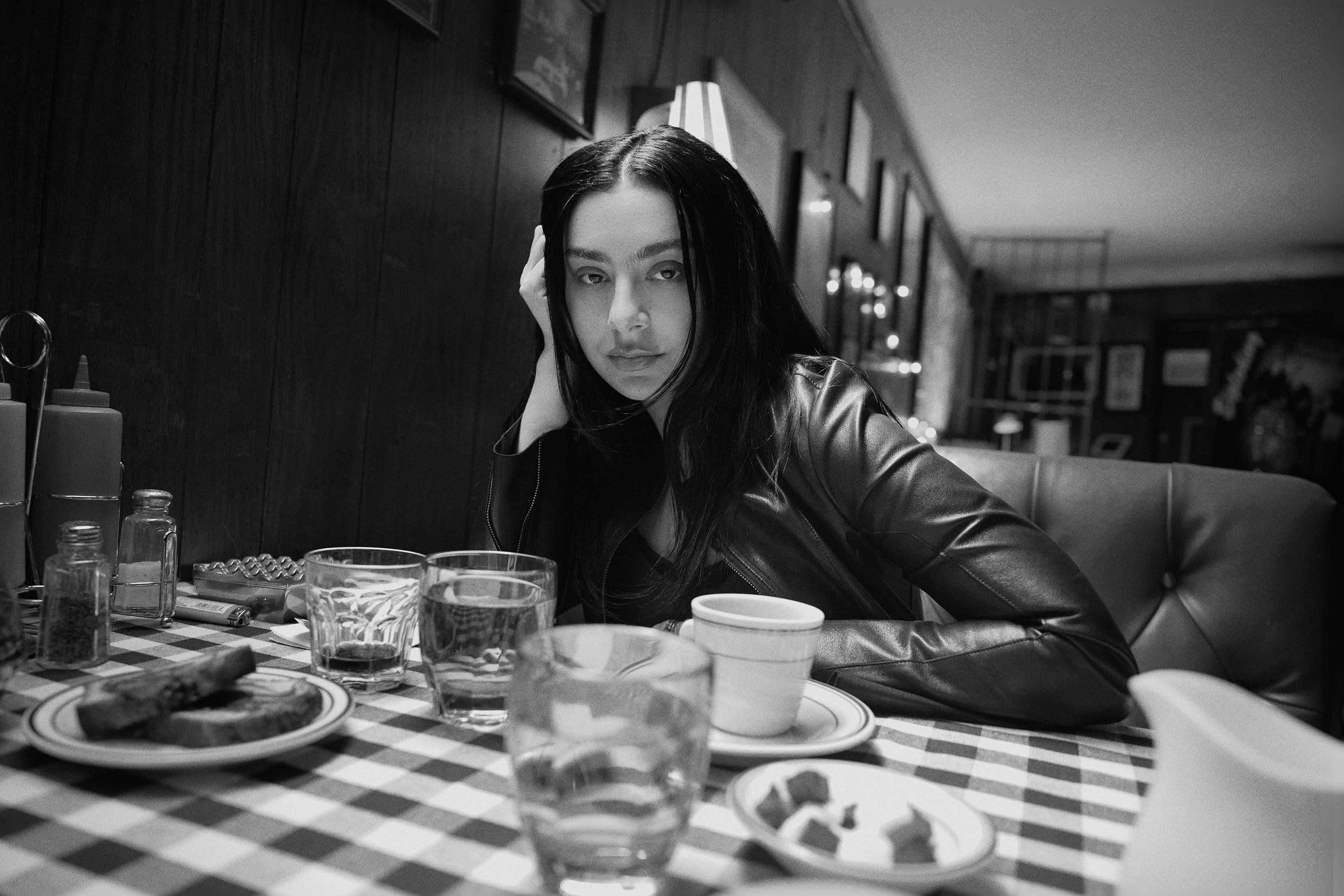 Charli xcx: «Essere un’artista significa poter essere egoista. Ma in una relazione non puoi vivere sempre così. George è la prima persona che mi abbia capita davvero»