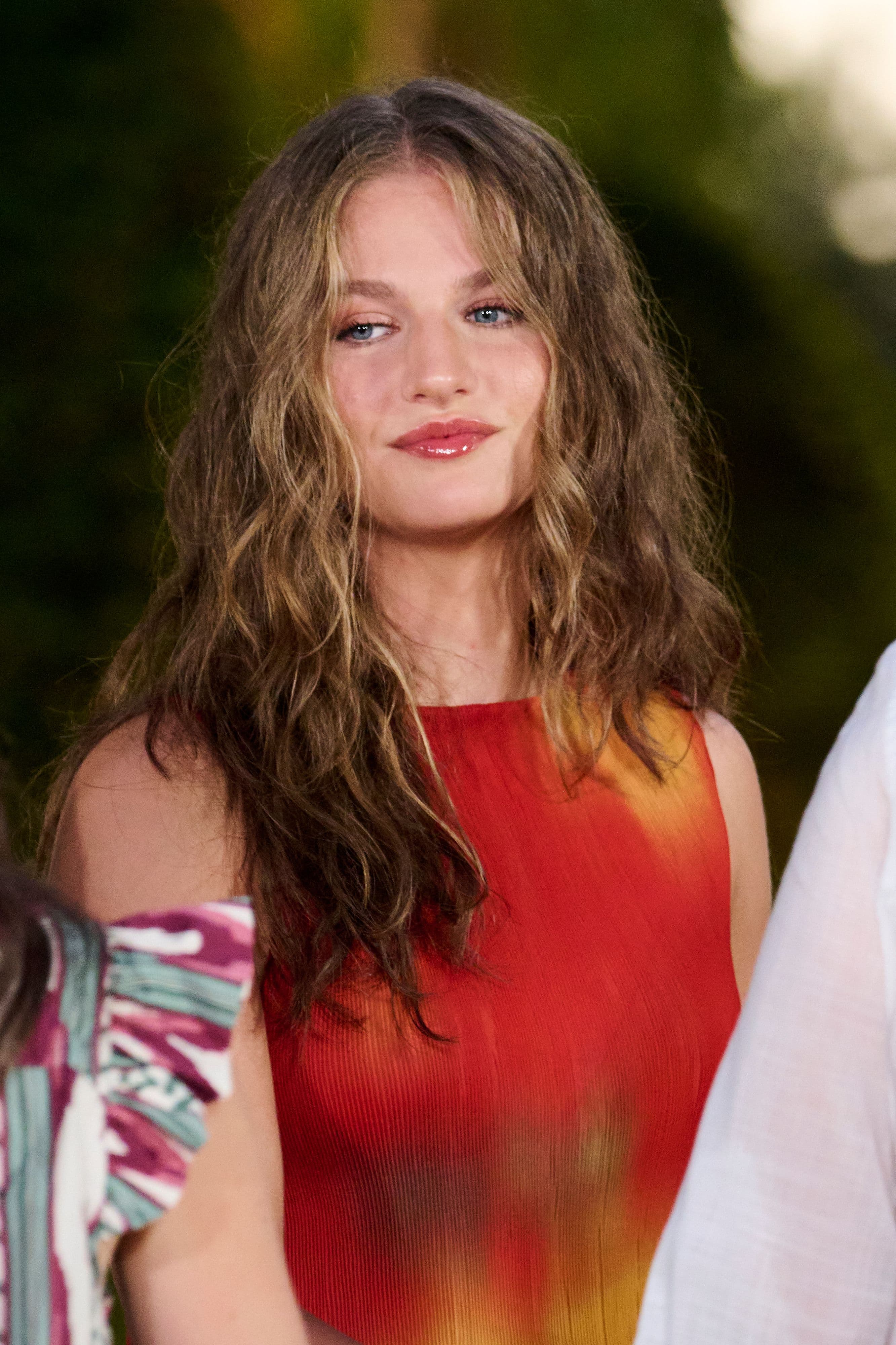 Leonor di Spagna con capelli al naturale e make-up nei toni del tramonto. La principessa ha l'estate addosso