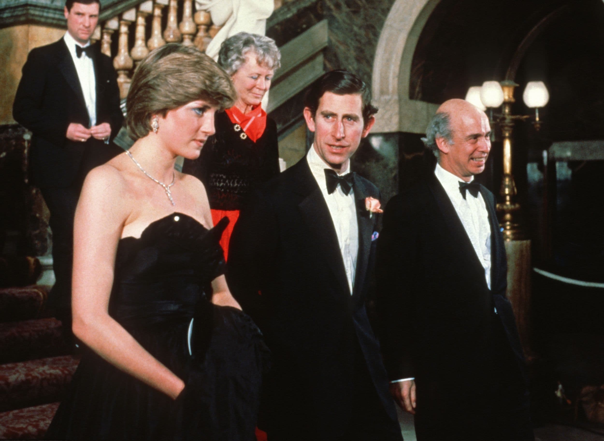 Lady Diana: il suo primo abito nero scelto per il debutto di coppia con Carlo creò scalpore. Prima ancora del revenge dress