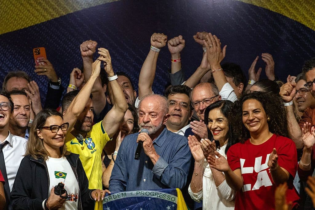 Chi è Lula, rieletto presidente del Brasile per la quarta volta: la famiglia, la povertà, il lavoro da metalmeccanico, il grazie ai giovani