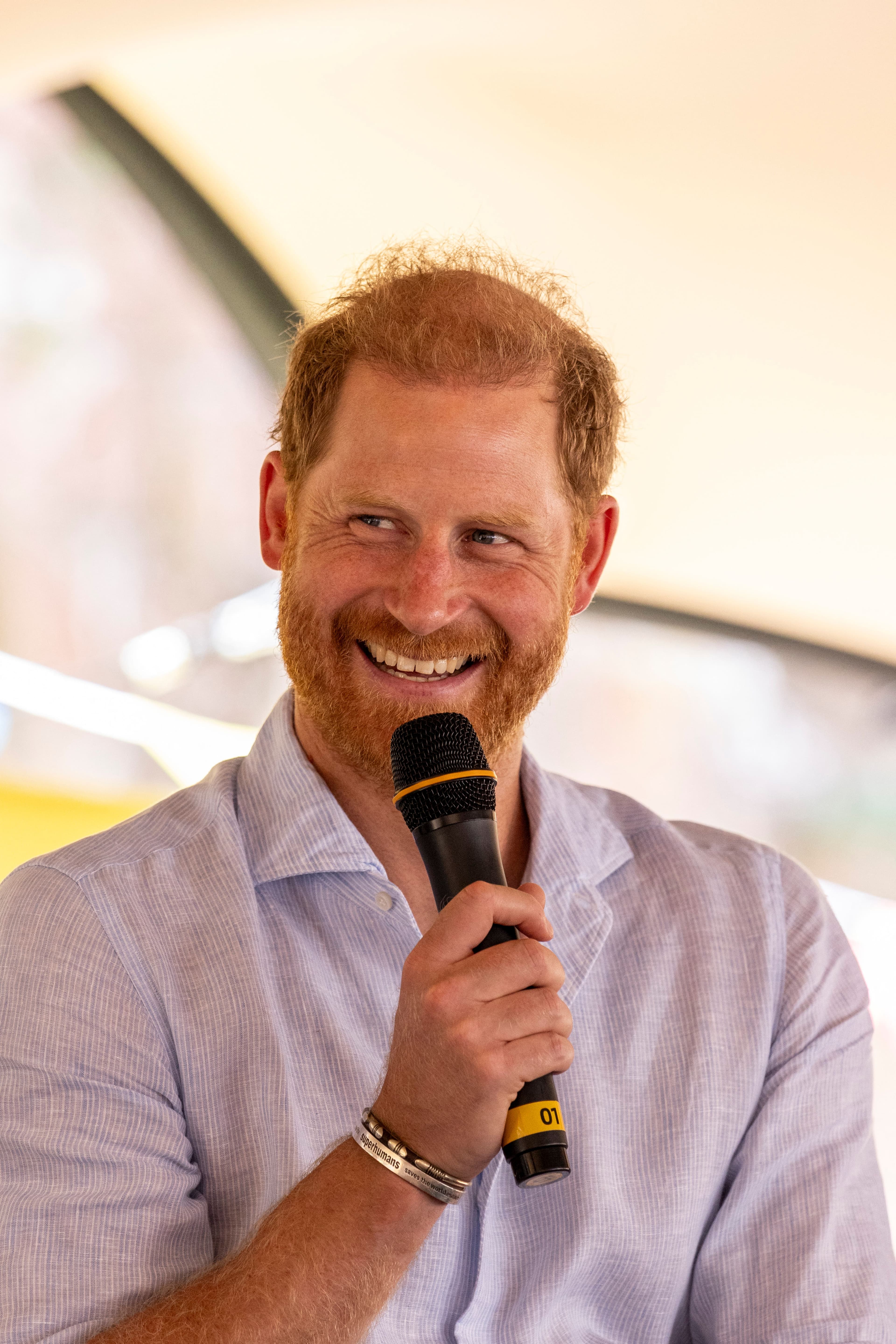 Il Principe Harry parla per la prima volta della sua stempiatura: «Qua sopra non succede granché»