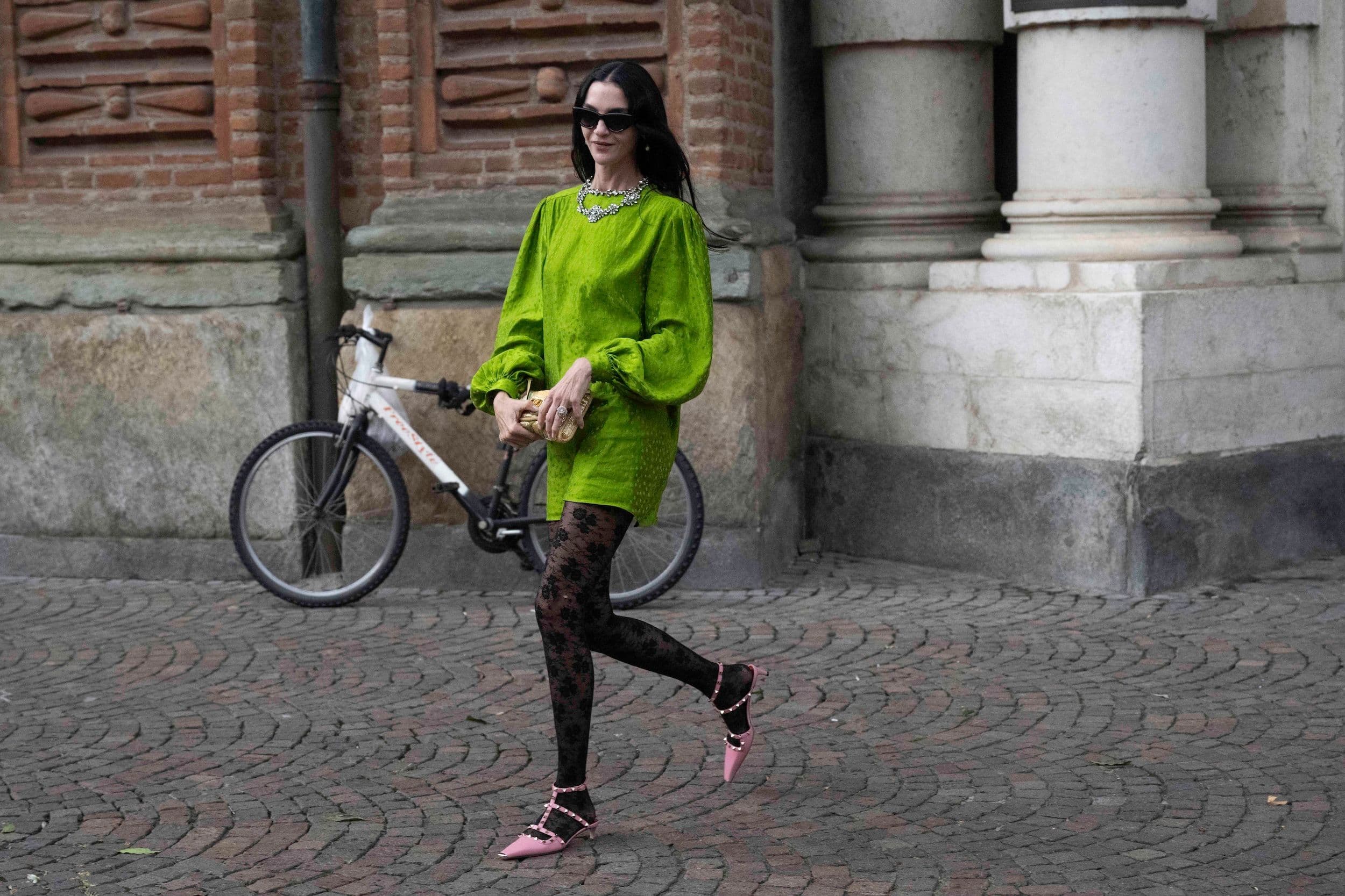 Mariacarla Boscono in mini dress verde acido, collant neri e scarpe rosa riscrivere le regole del look perfetto da invitata a nozze (quelle della sua amica Herzigova)