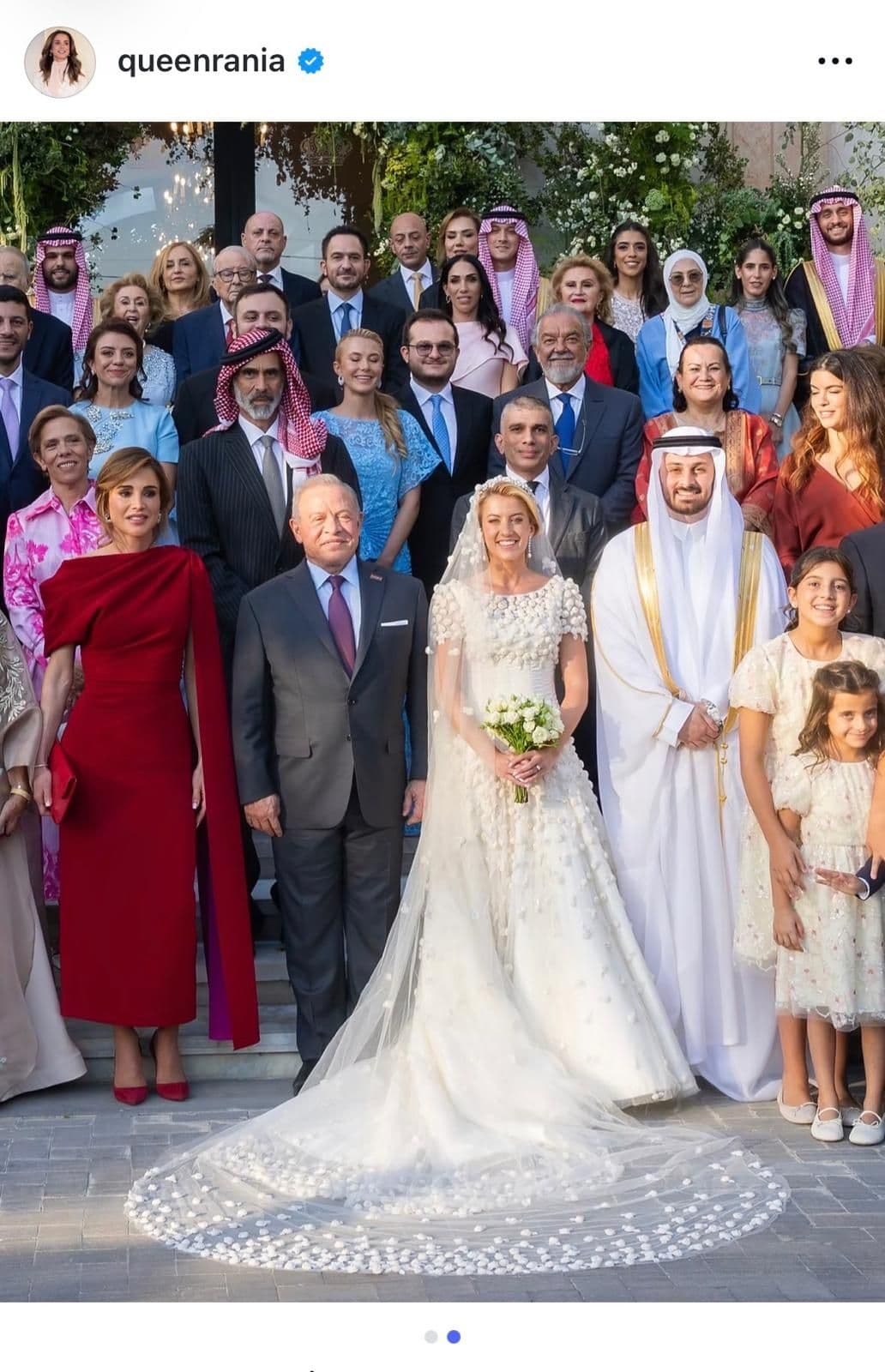 Sarah bint Faisal sposa: la nipote di Rania e Abdullah di Giordania a nozze con la tiara di famiglia e un abito ricco di decori (mentre la zia regina punta sul color block)