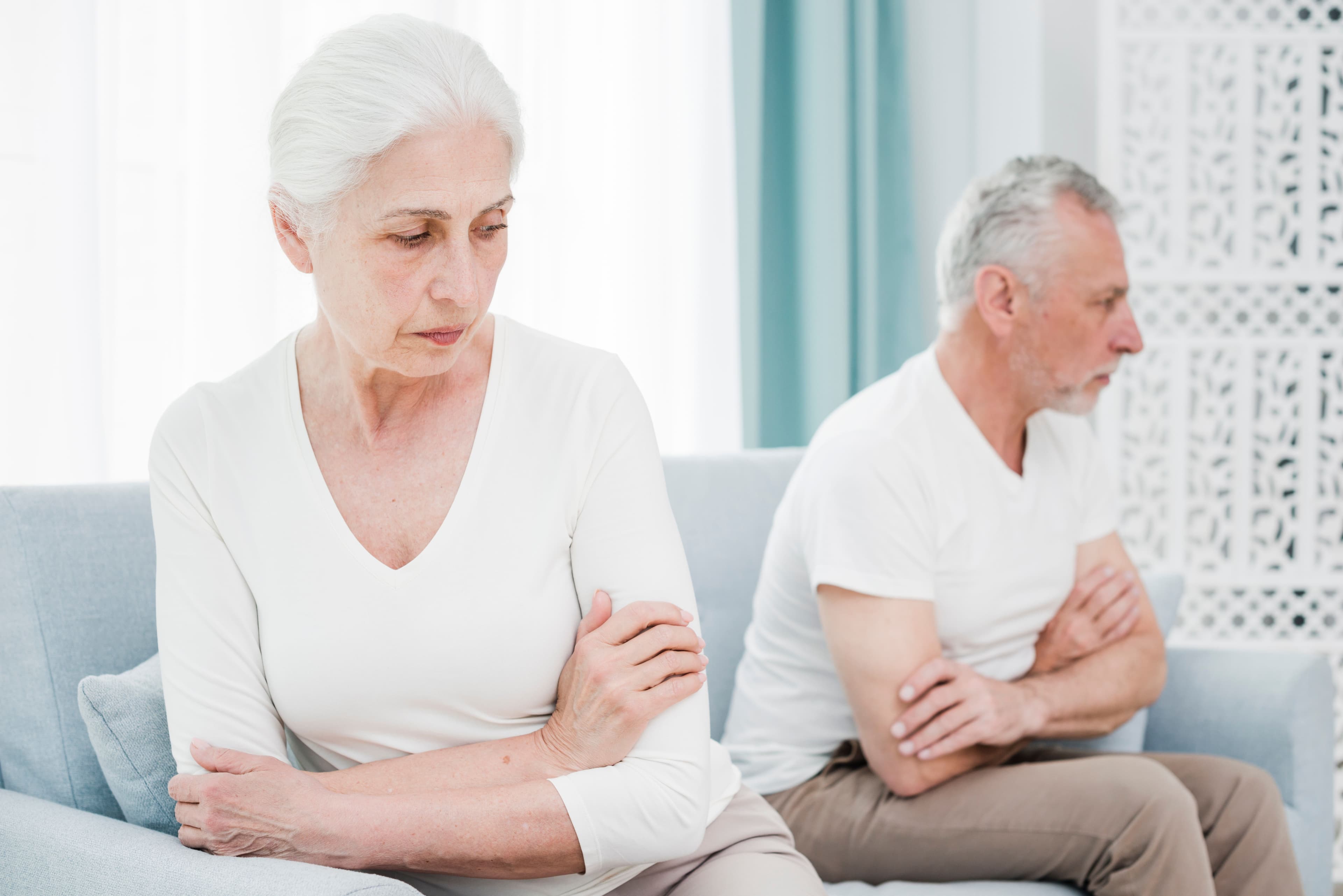 Divorzi grigi: perché sono quasi triplicate le coppie che in Italia si separano dopo i 50-60 anni