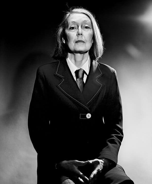 Anne Carson, premio Nobel per la Letteratura 2026. «Presto ci chiederemo solo cosa fare dopo lo shopping. Eppure una poesia può farci sentire quasi immortali». La nostra intervista