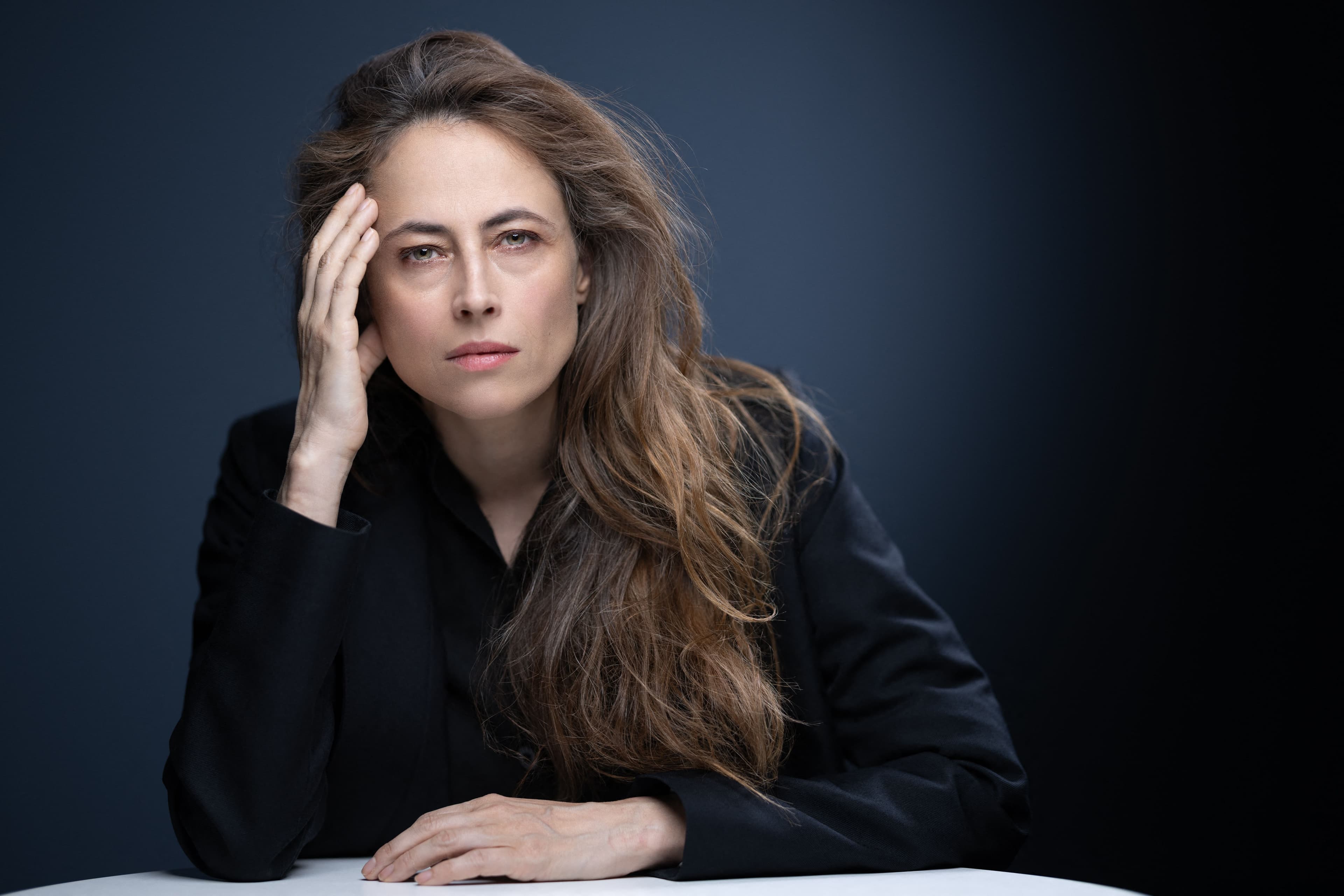 Anne Berest: «Quando a mio padre sono stati diagnosticati due tumori, i miei genitori mi hanno chiesto di lasciarli in pace. Ci sono rimasta male, ma poi ho capito che dovevano attraversare quel momento a modo loro, in una sorta di intimità privata»