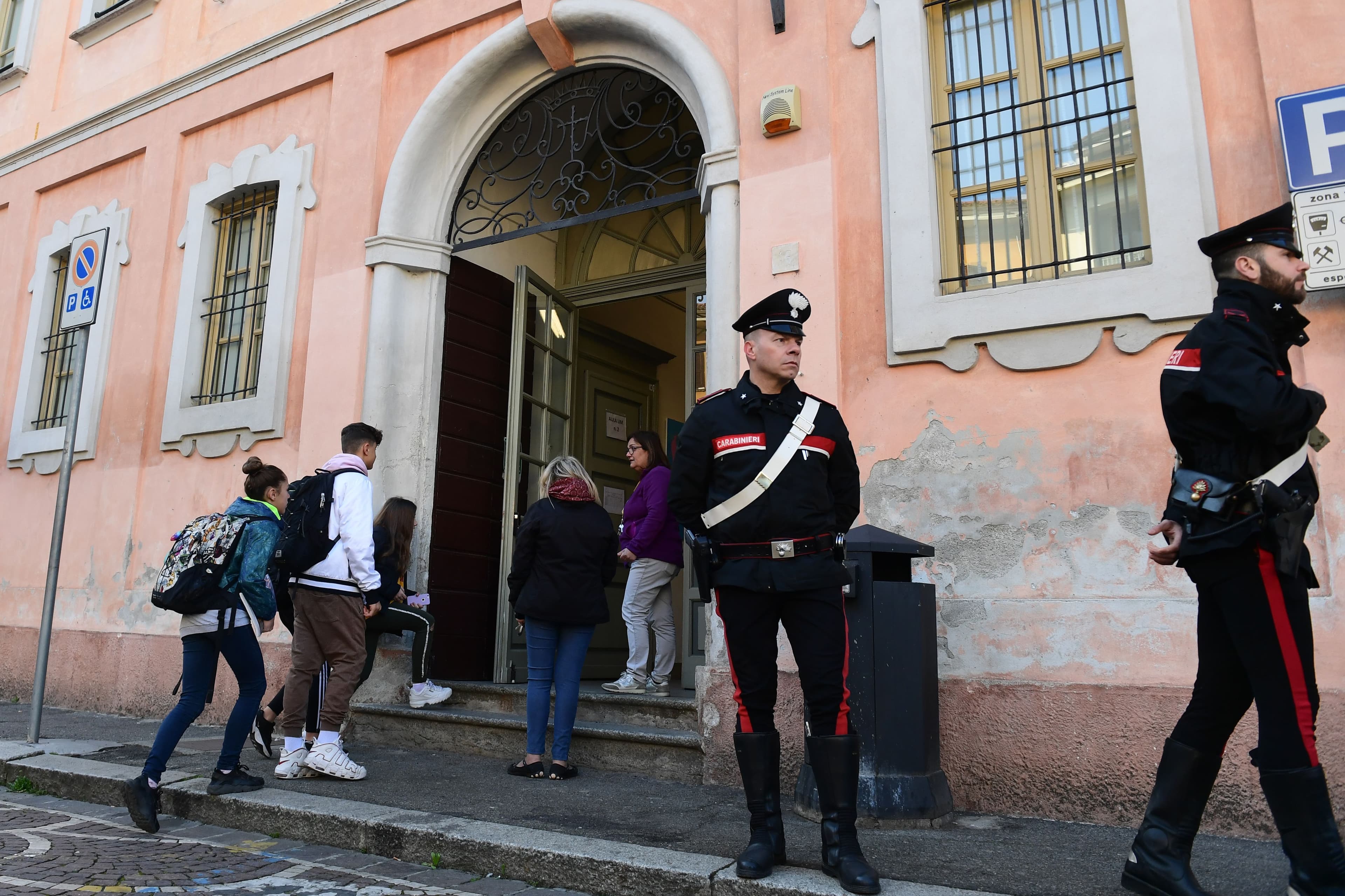 Scontri a Milano, i falsi allarmi nelle chat: studenti assenti e famiglie in ansia. La dirigente scolastica: «Non vogliamo sottovalutare, ma nemmeno ingigantire»