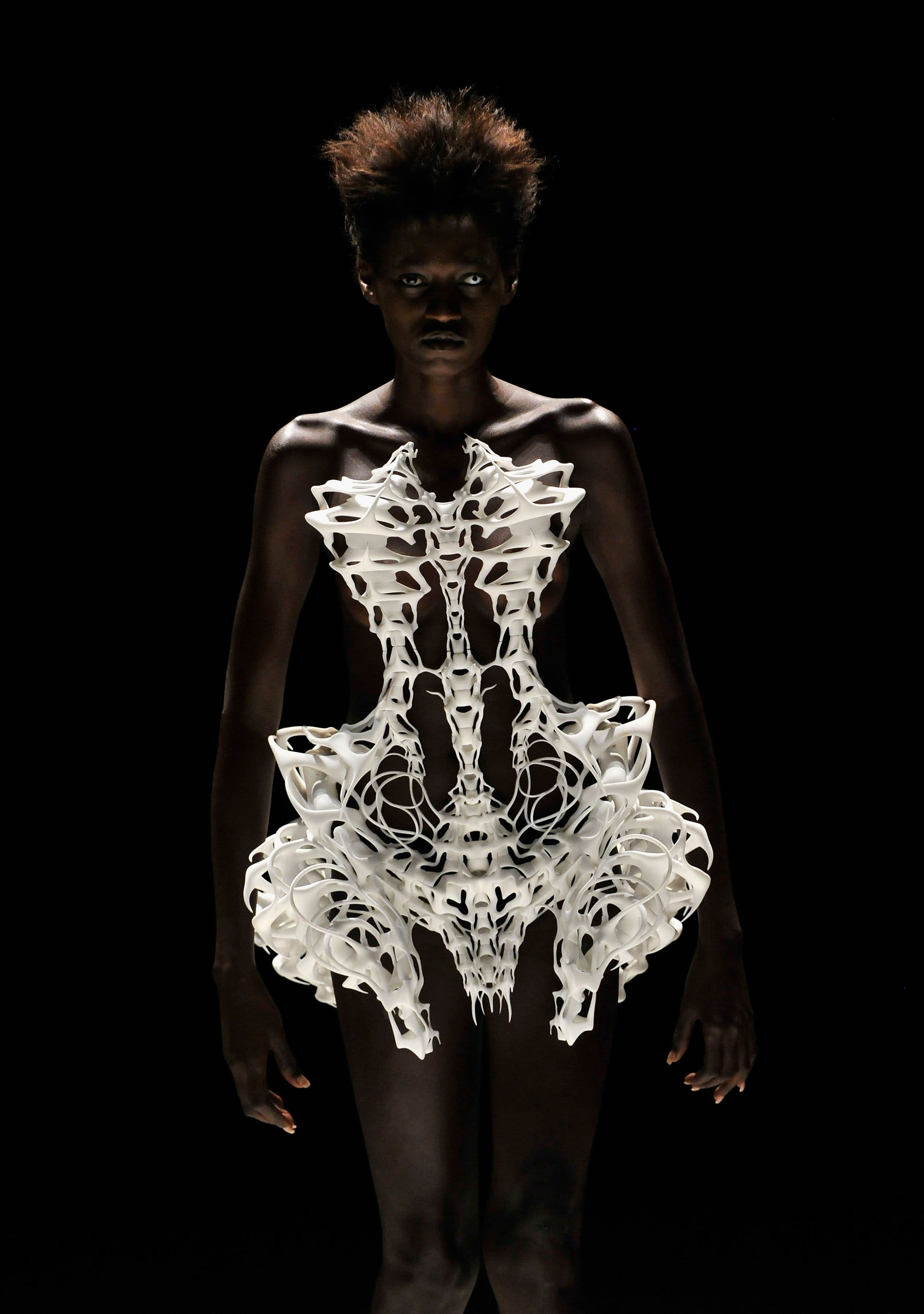 L’abito del futuro? Sta già invecchiando. Ecco perché lo Skeleton Dress di Iris van Herpen è così difficile da conservare