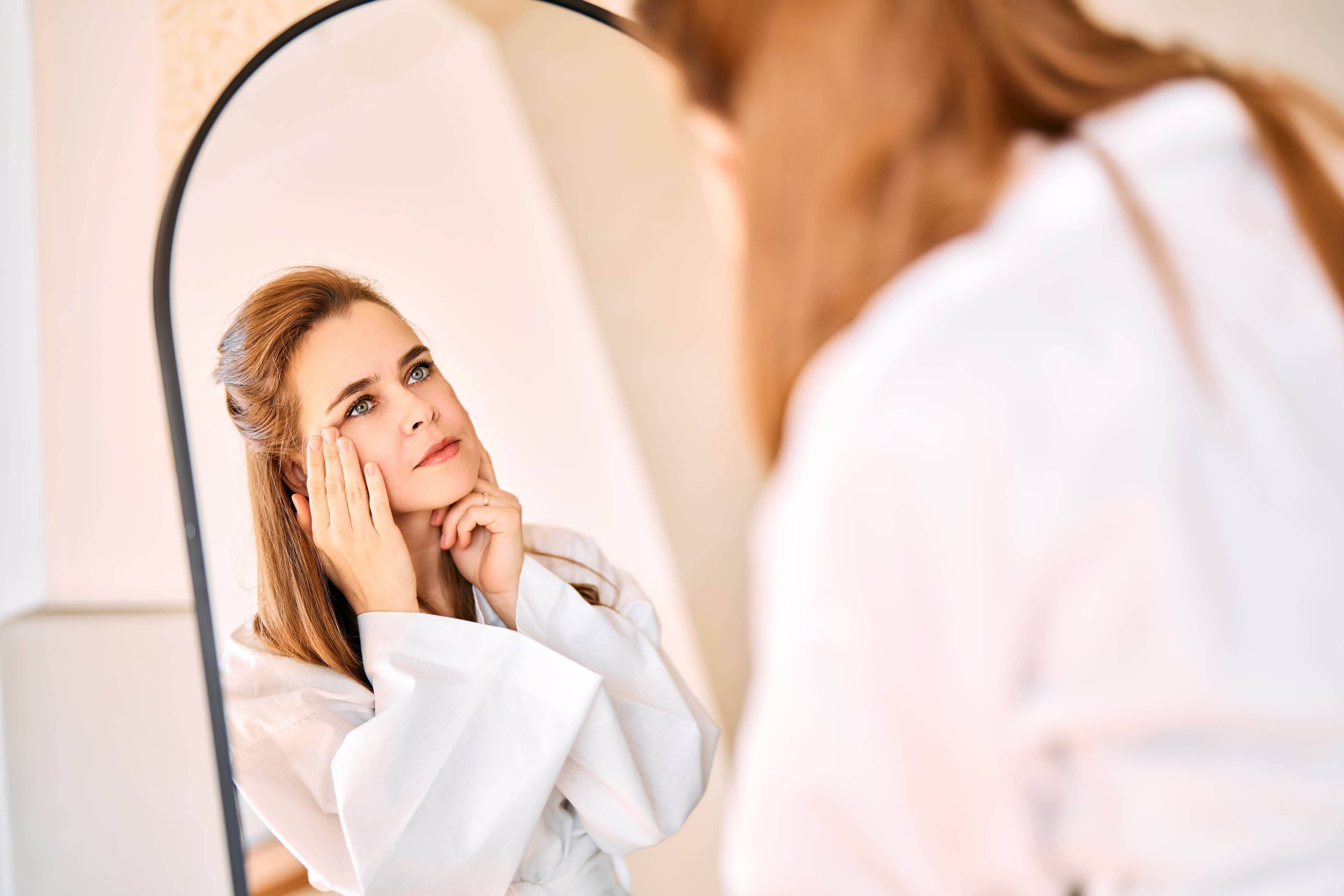 Biohacking della pelle e bellezza rigenerativa: la nuova skincare è vera scienza o solo marketing?