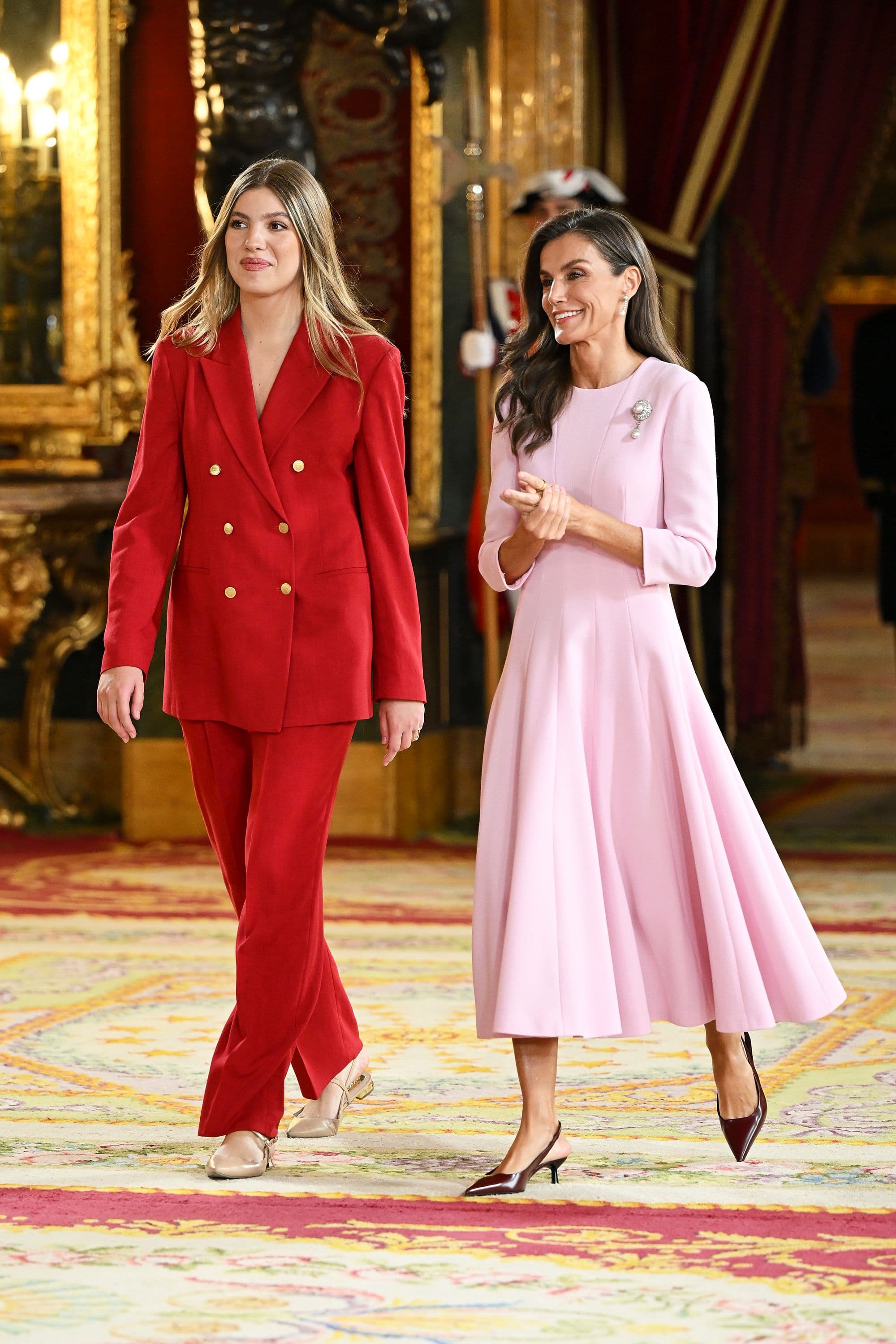 Letizia di Spagna, alle celebrazioni per la festa nazionale la complicità con le figlie passa anche dallo scambio degli anelli