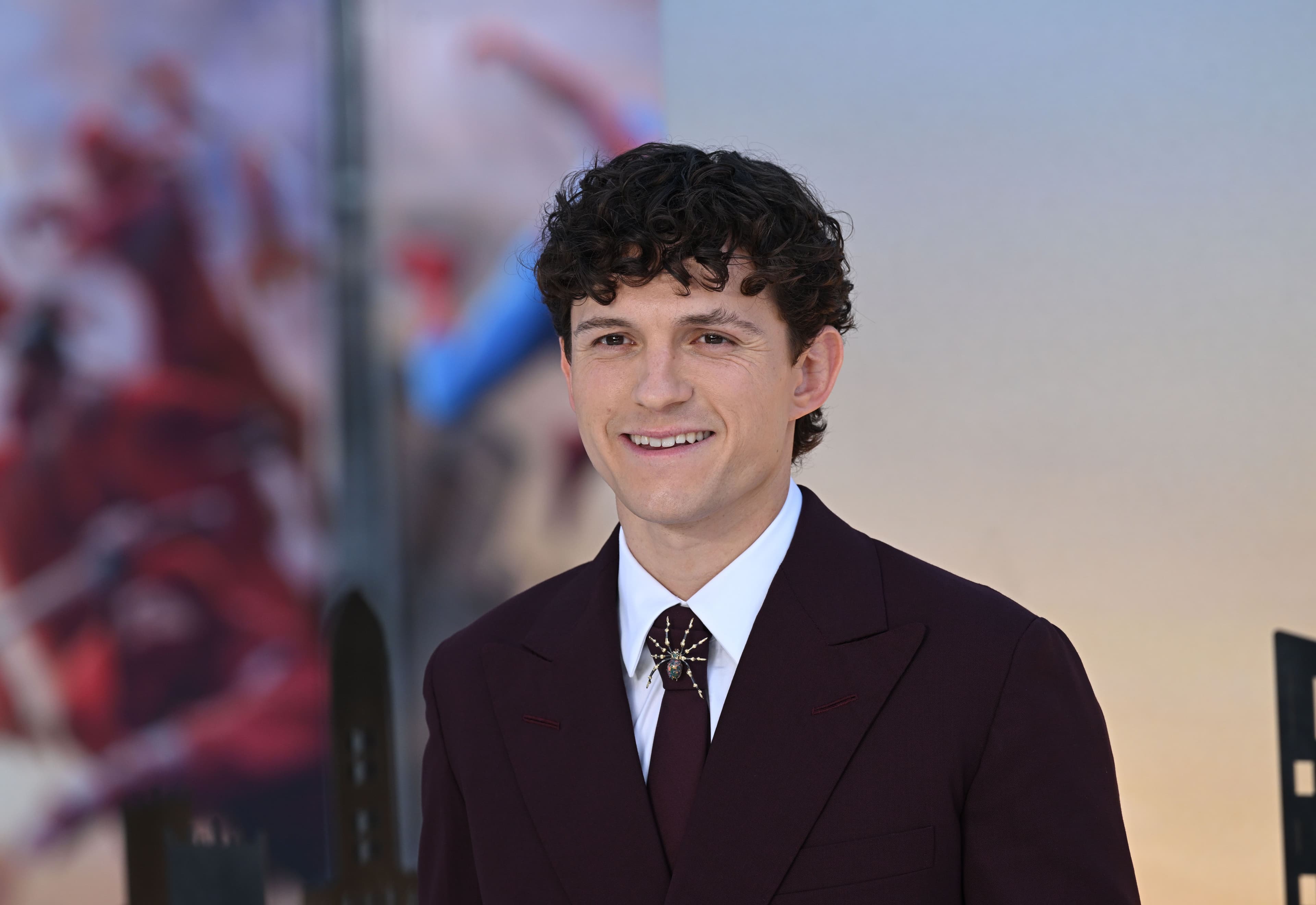 Tom Holland va lezione da Zendaya e cede al method dressing: è Spider-Man di look e di fatto