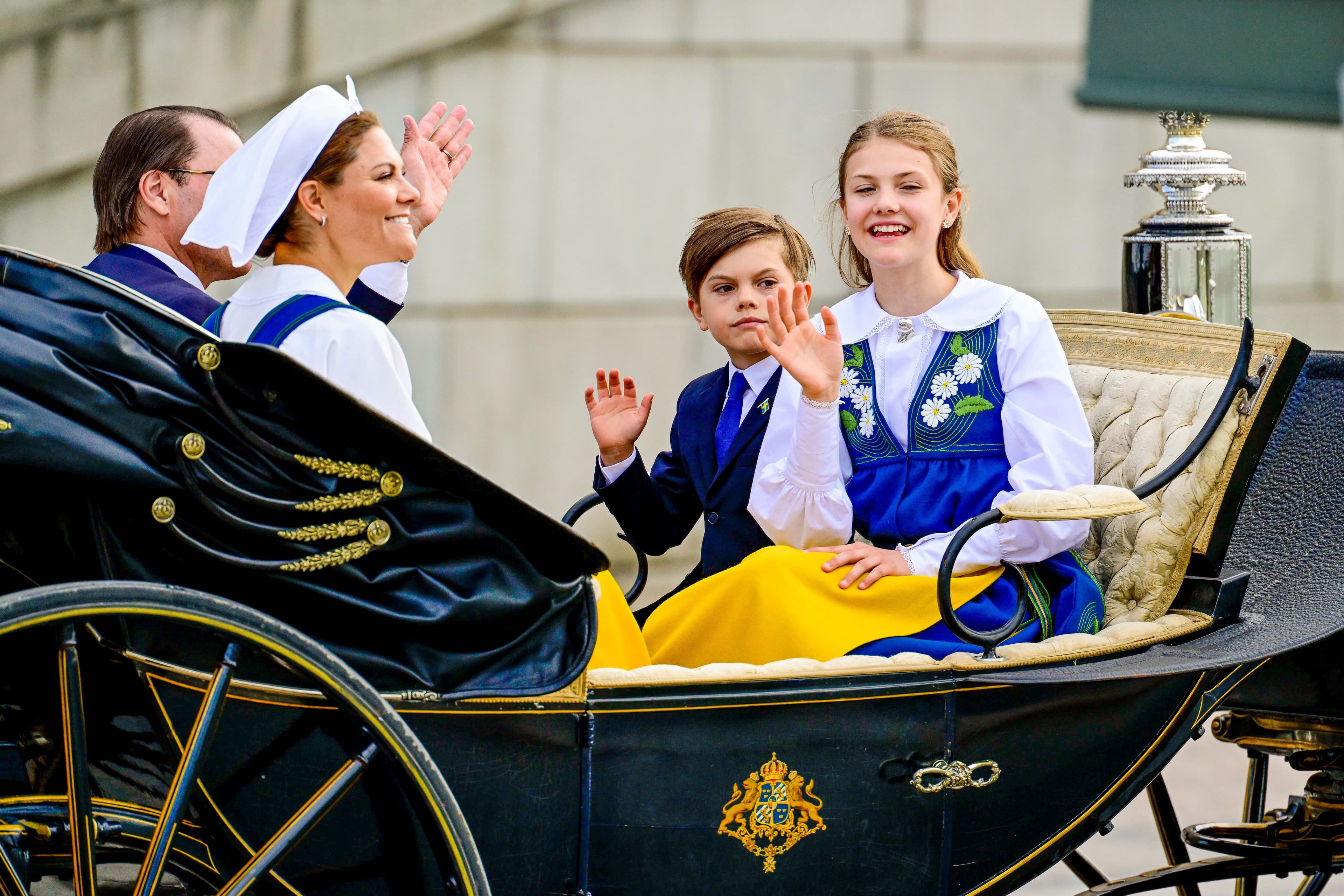 È l'estate dei vichinghi: I reali d’Europa sono le nuove star, e vengono dal grande Nord. Conoscete le principesse Ingrid, Estelle, Alexia e il conte Nikolai, che ha perso la corona per colpa della nonna?