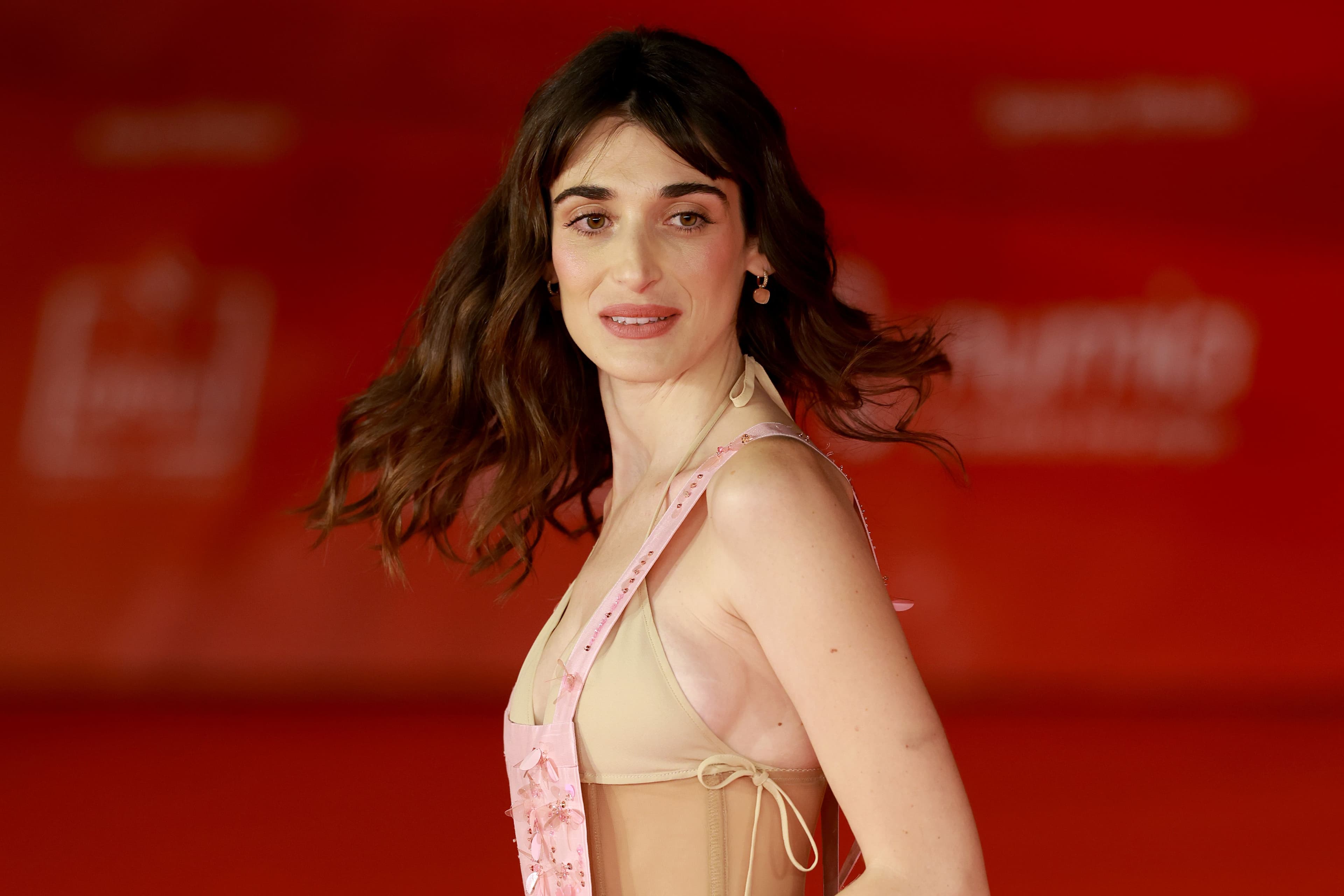 Festa del Cinema di Roma 2026: Pilar Fogliati con make-up soft focus e beach waves e gli beauty look del decimo red carpet