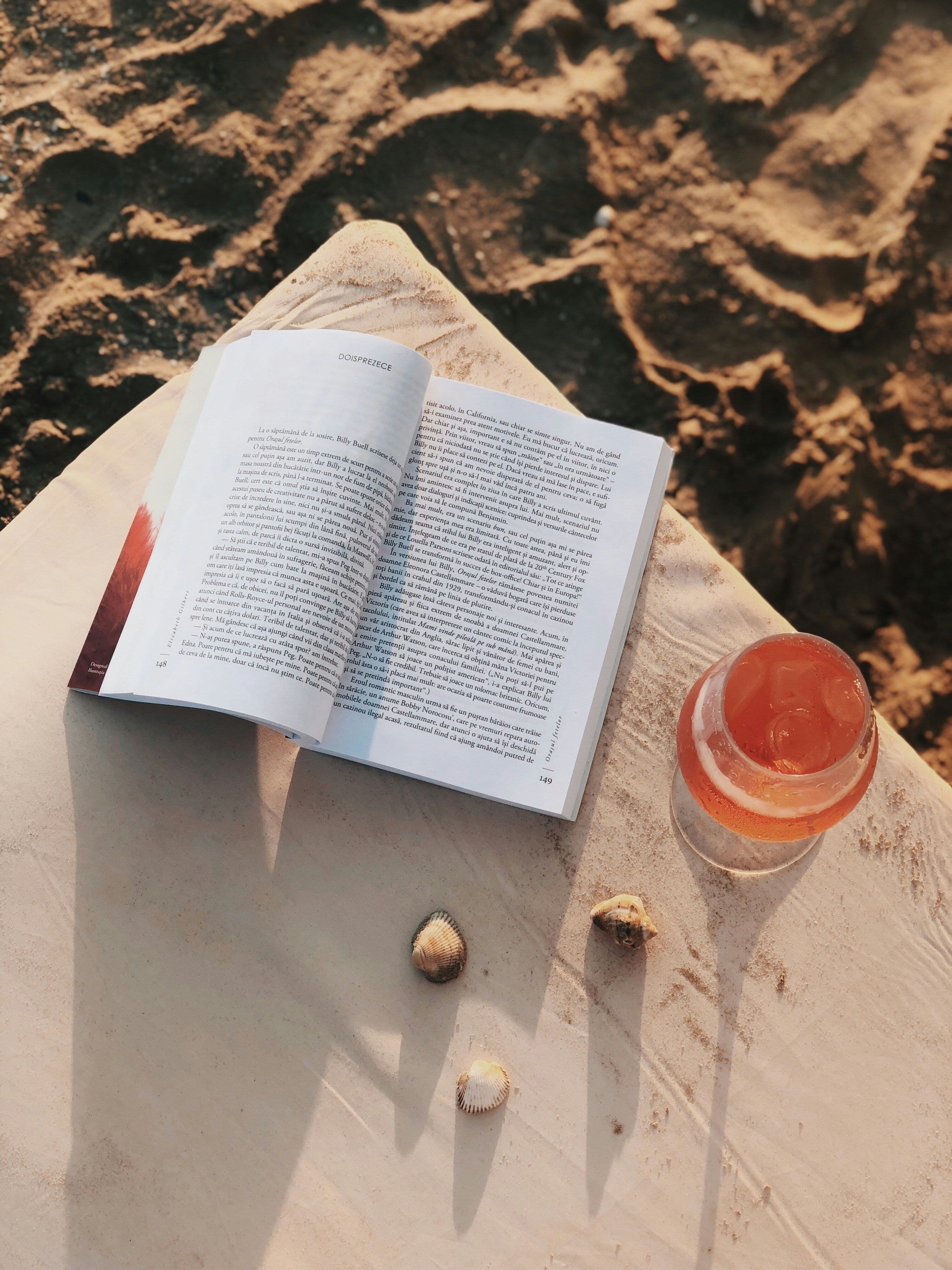 Accessori per leggere al mare: 9 idee da avere e portare in spiaggia per rendere la lettura più comoda