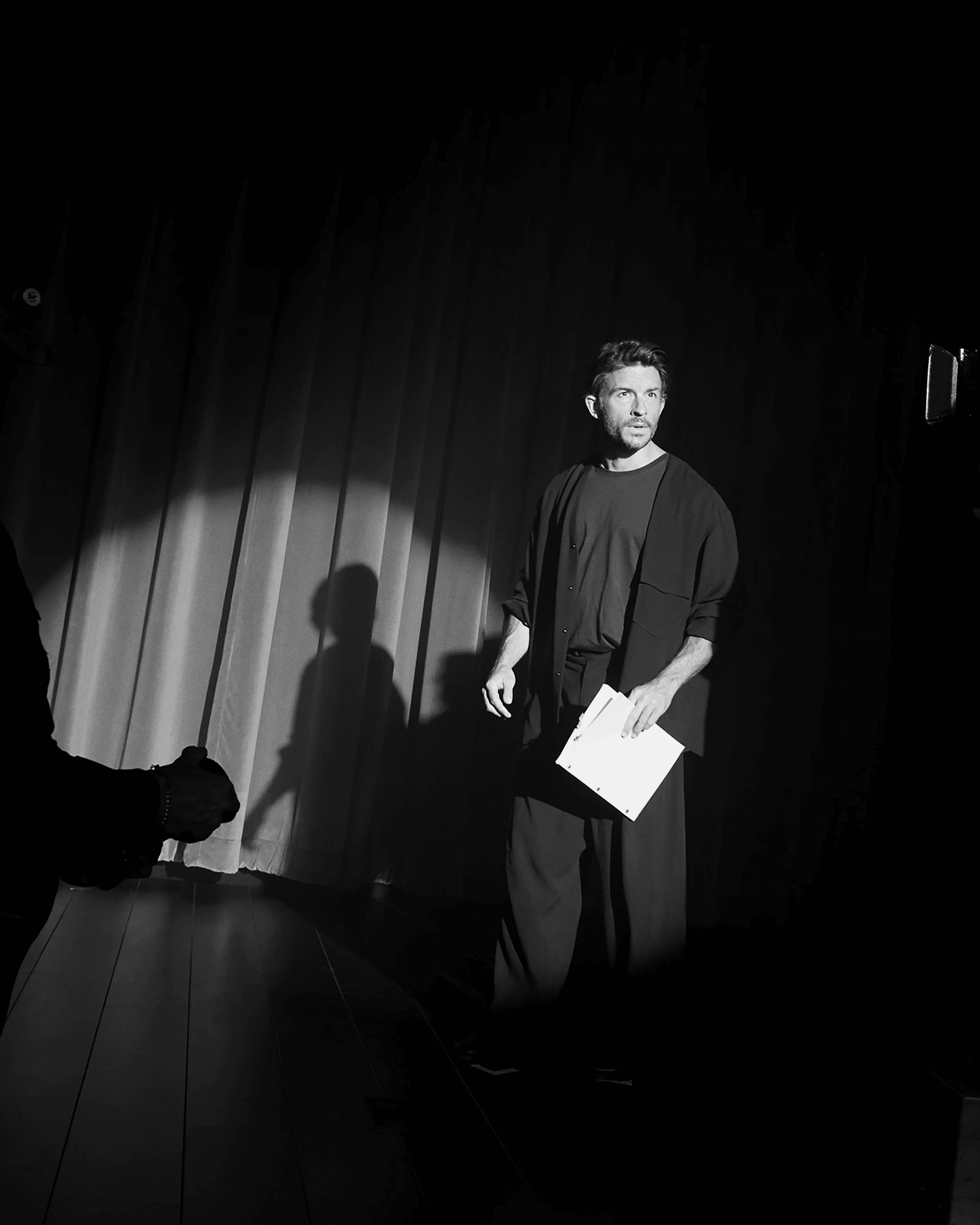 Jonathan Bailey: «Non esiste un solo modo giusto di essere uomo. La forza è anche sensibilità, curiosità e capacità di prendersi cura»