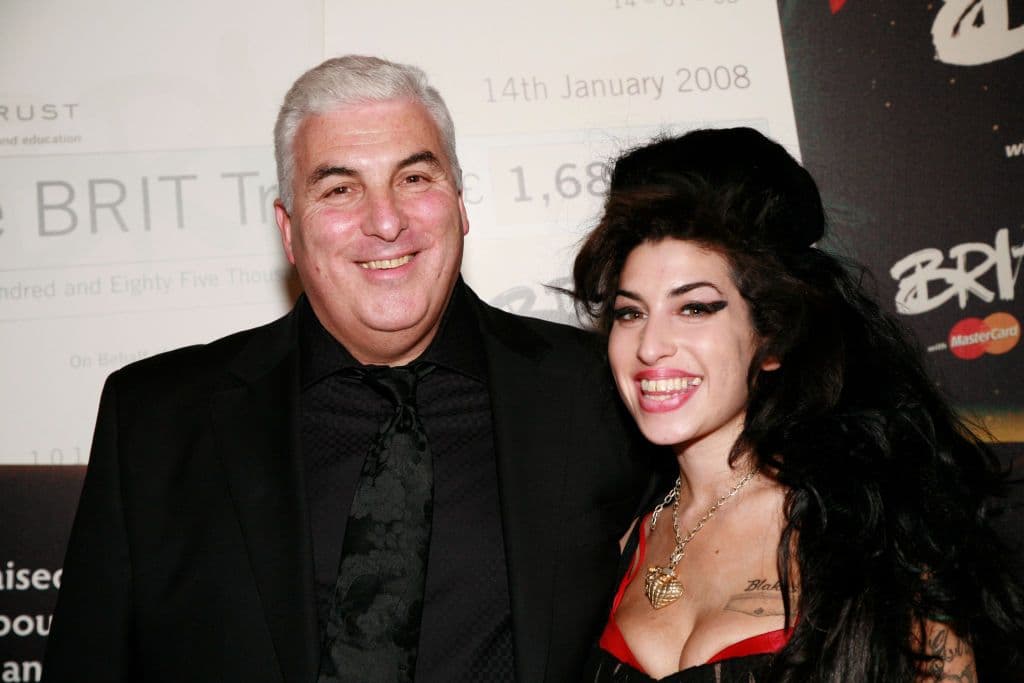 Il padre di Amy Winehouse, Mitch, è stato condannato a pagare oltre 1 milione di dollari a due amiche della figlia