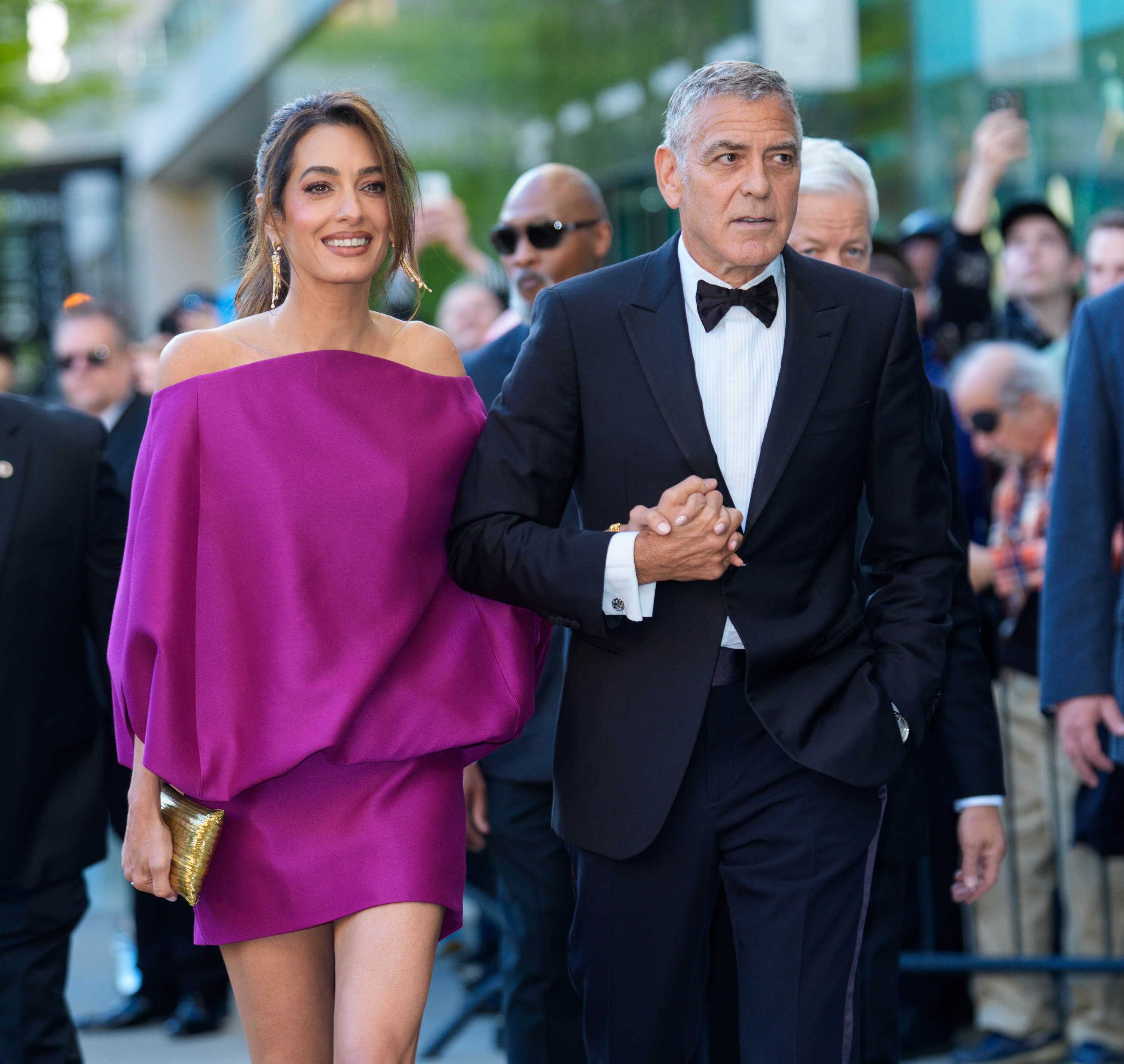 George Clooney lascia con Amal e i figli la villa in Costa Azzurra minacciata dagli incendi: «Non sappiamo se la nostra casa resisterà»
