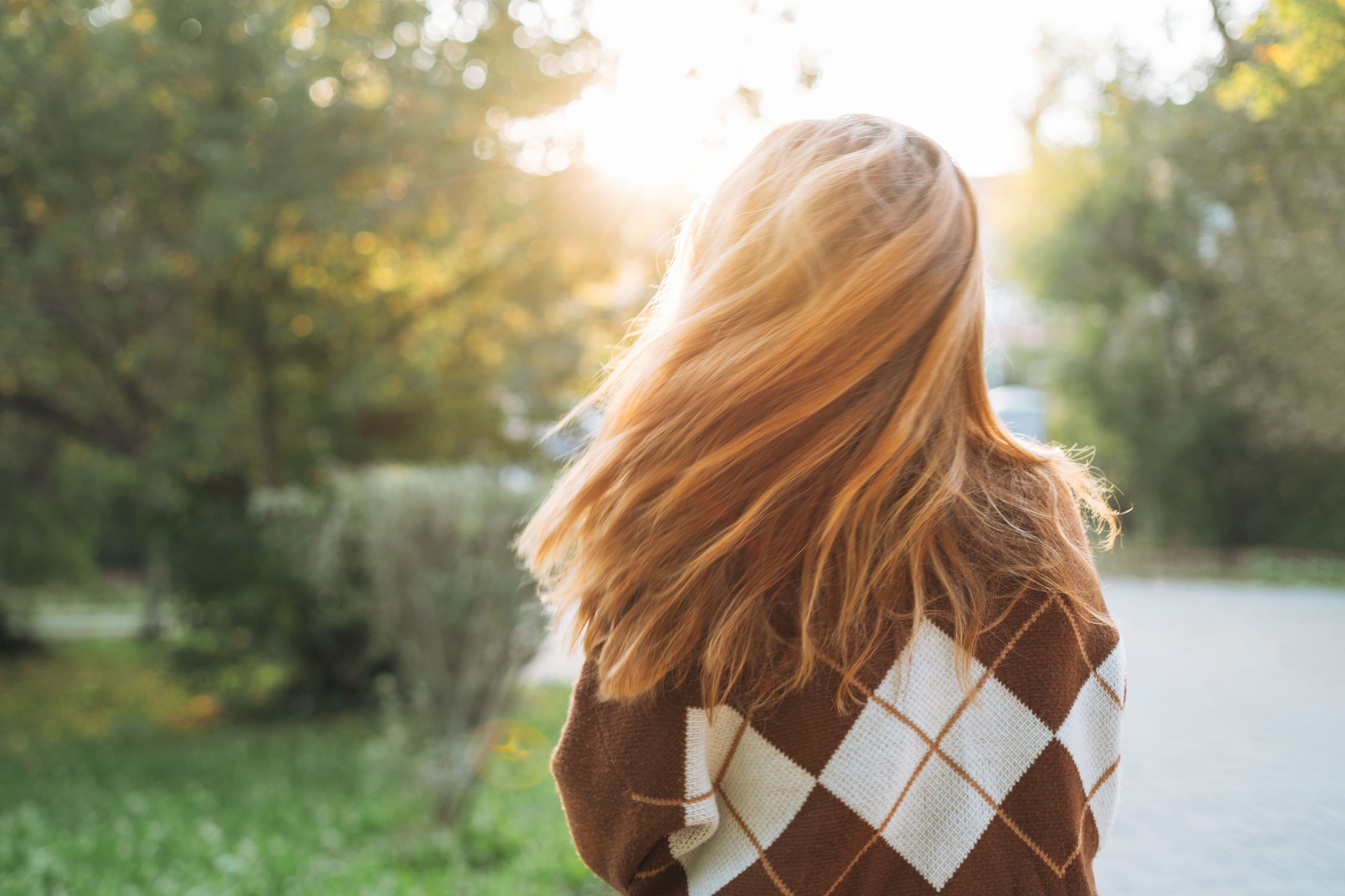 Cambio stagione + stress: la combo che innesca la caduta capelli