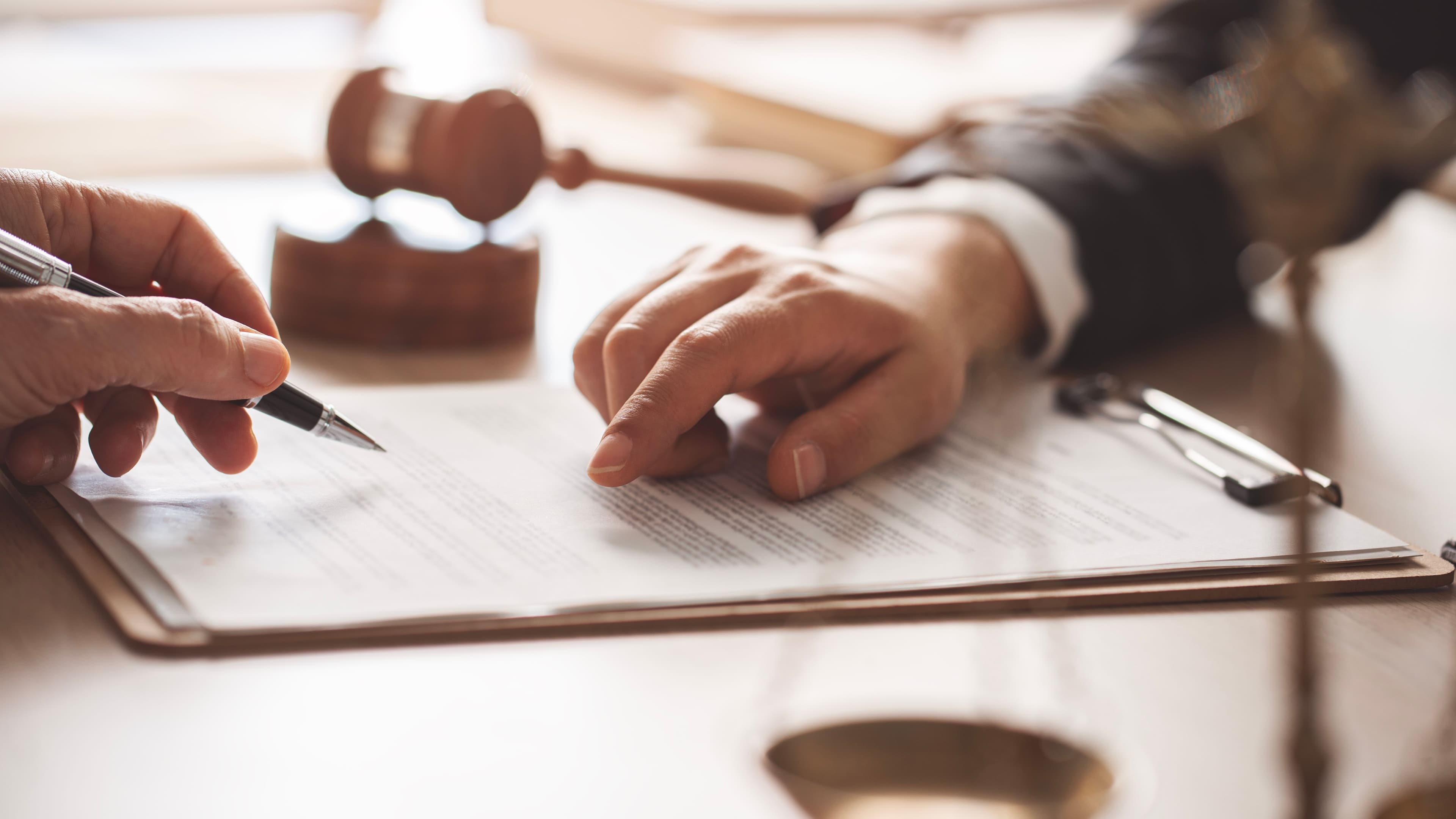 Eredità, lascia 1,8 milioni alla moglie, ma spunta una figlia segreta: il Tribunale blocca il testamento