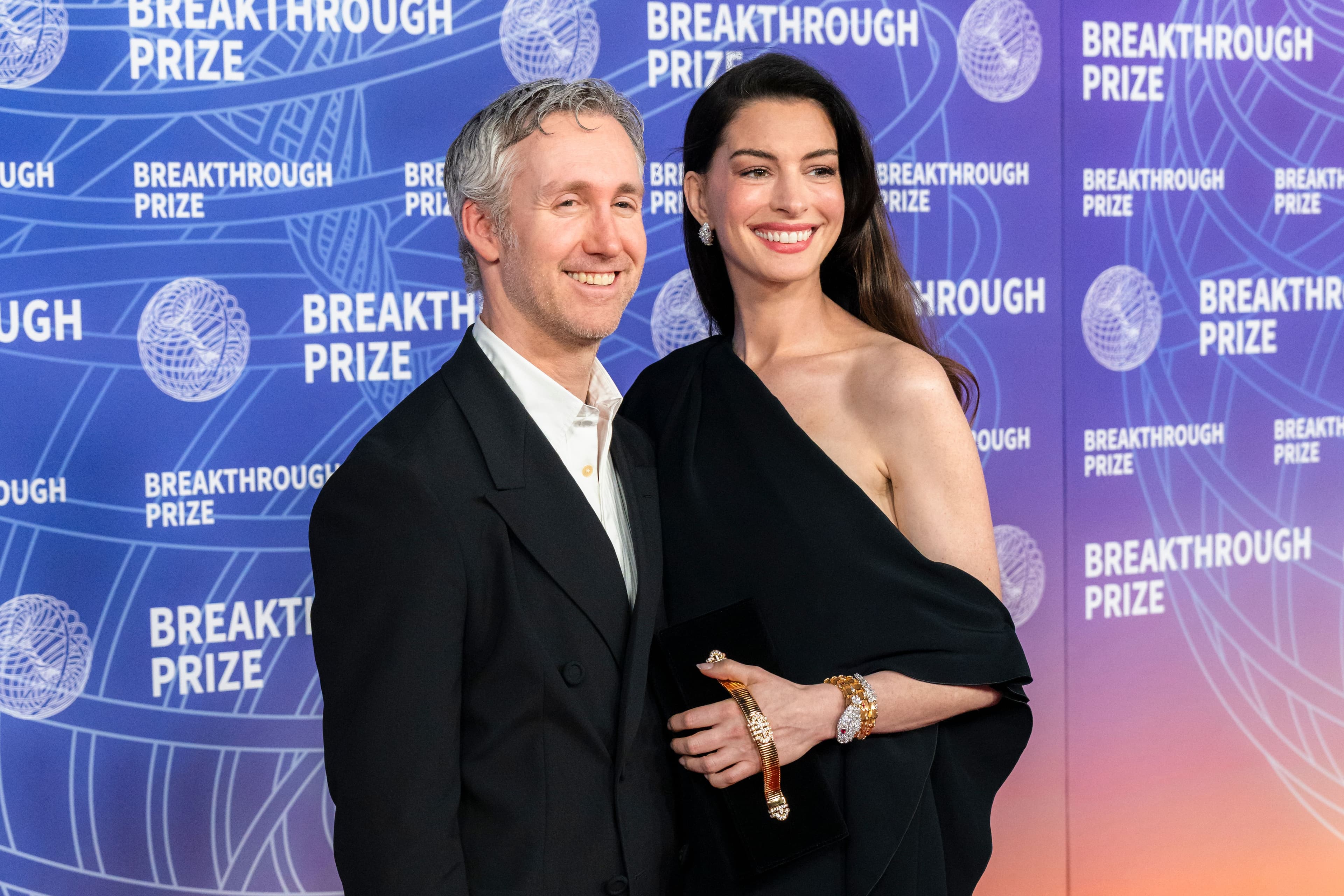 Anne Hathaway, incinta del terzo figlio a 43 anni, rivela: «Questa gravidanza dell'ultimo secondo ha scioccato sia me che mio marito»