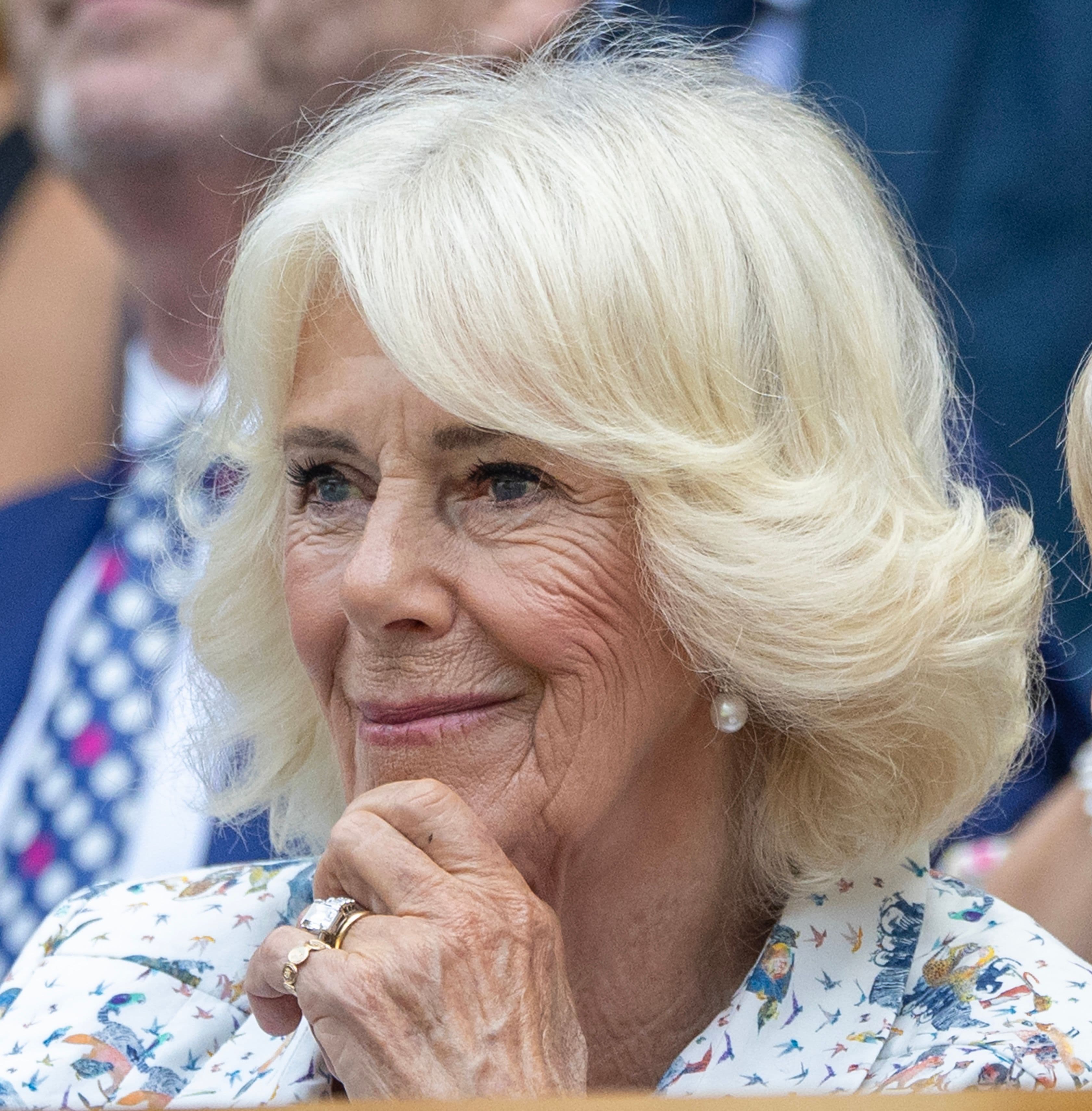 La regina Camilla non si separa da un misterioso anello al mignolo sinistro: tutti i segreti del suo nuovo gioiello