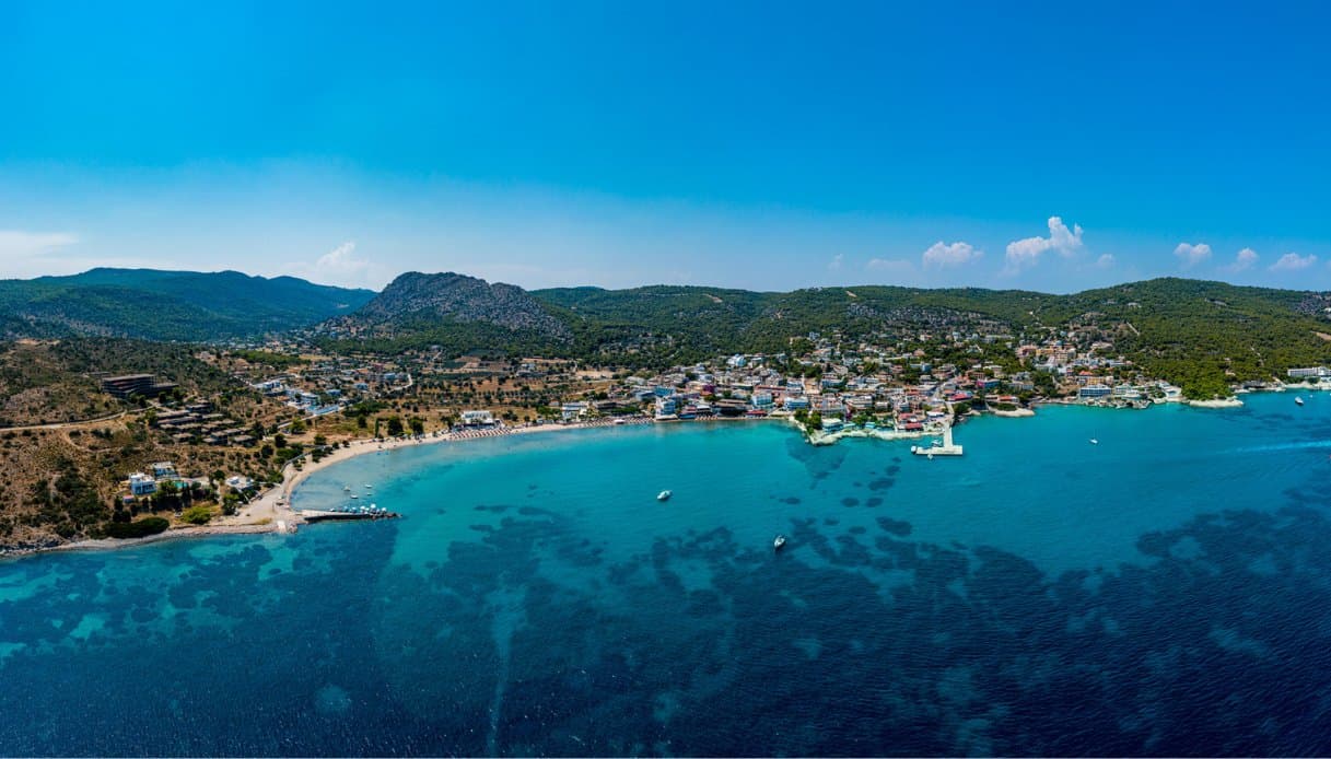 Il profumo dei pistacchi e il marmo rosa che incanta: Egina, l’isola paradisiaca a due passi da Atene
