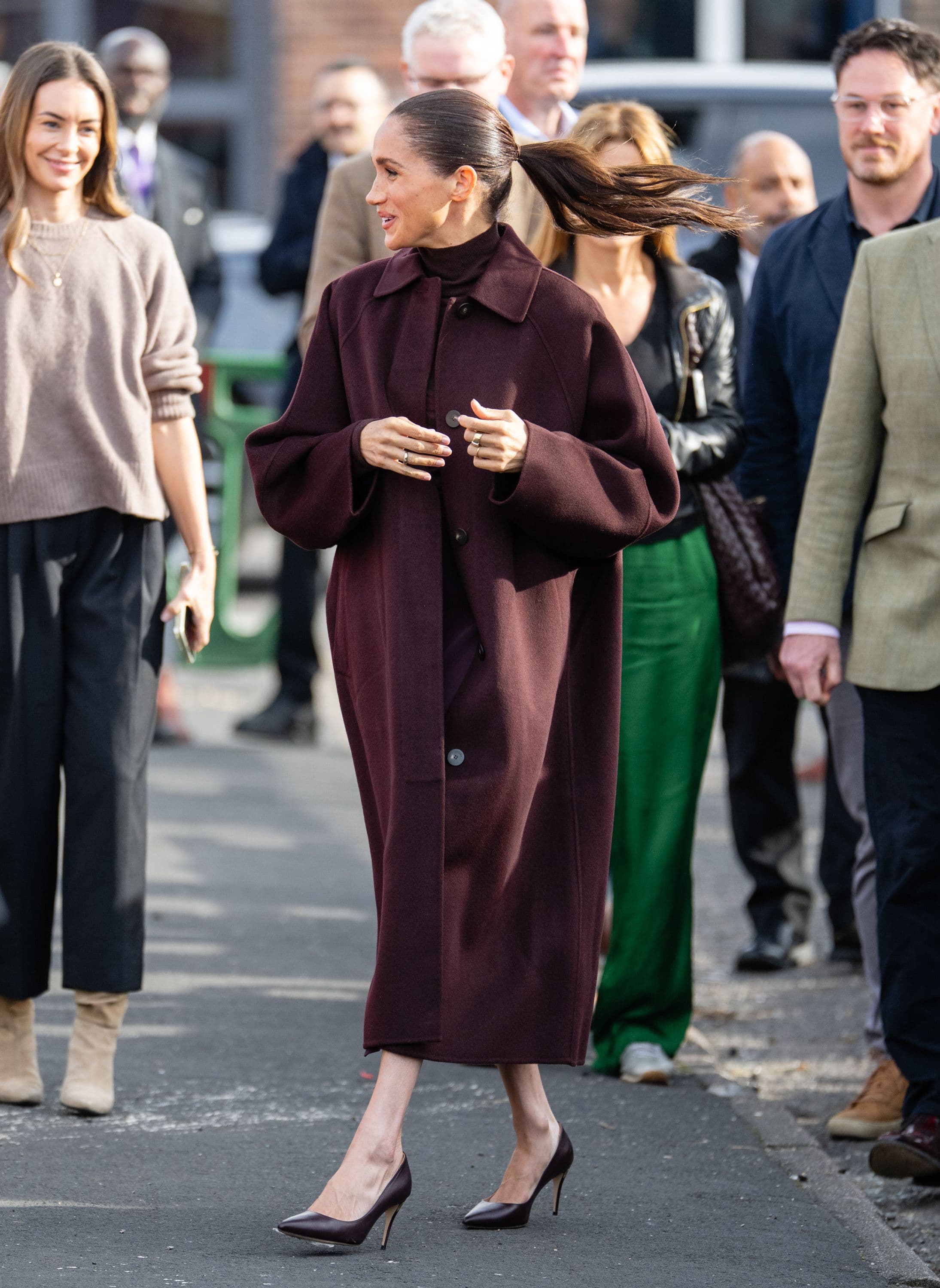 Meghan Markle: una coda che archivia i suoi casual bun e un rossetto color fragola per la prima uscita pubblica nel Regno Unito