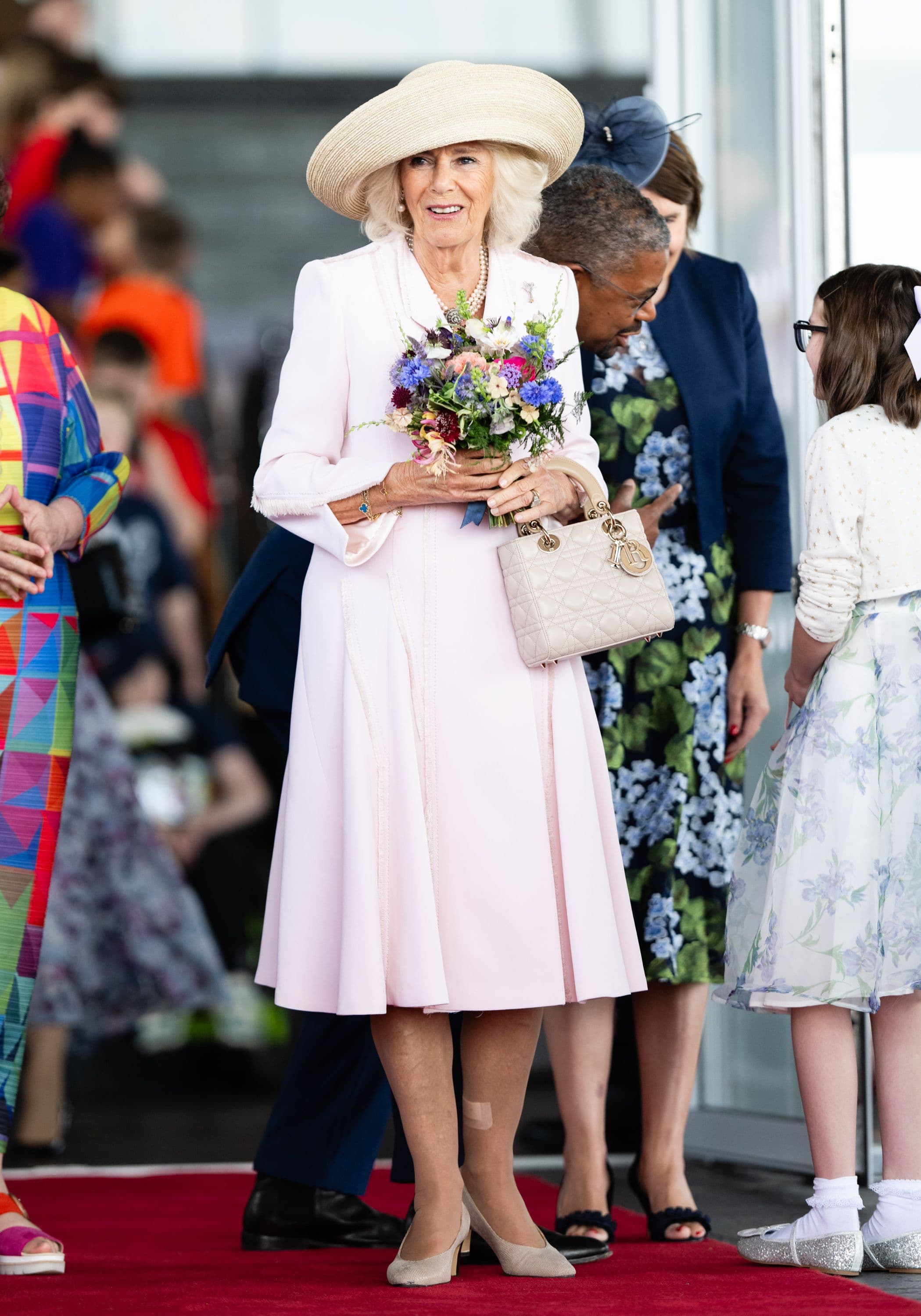 La regina Camilla sembra avere una nuova borsa preferita. E porta il nome di Lady Diana. Ma allora lo fa apposta?!